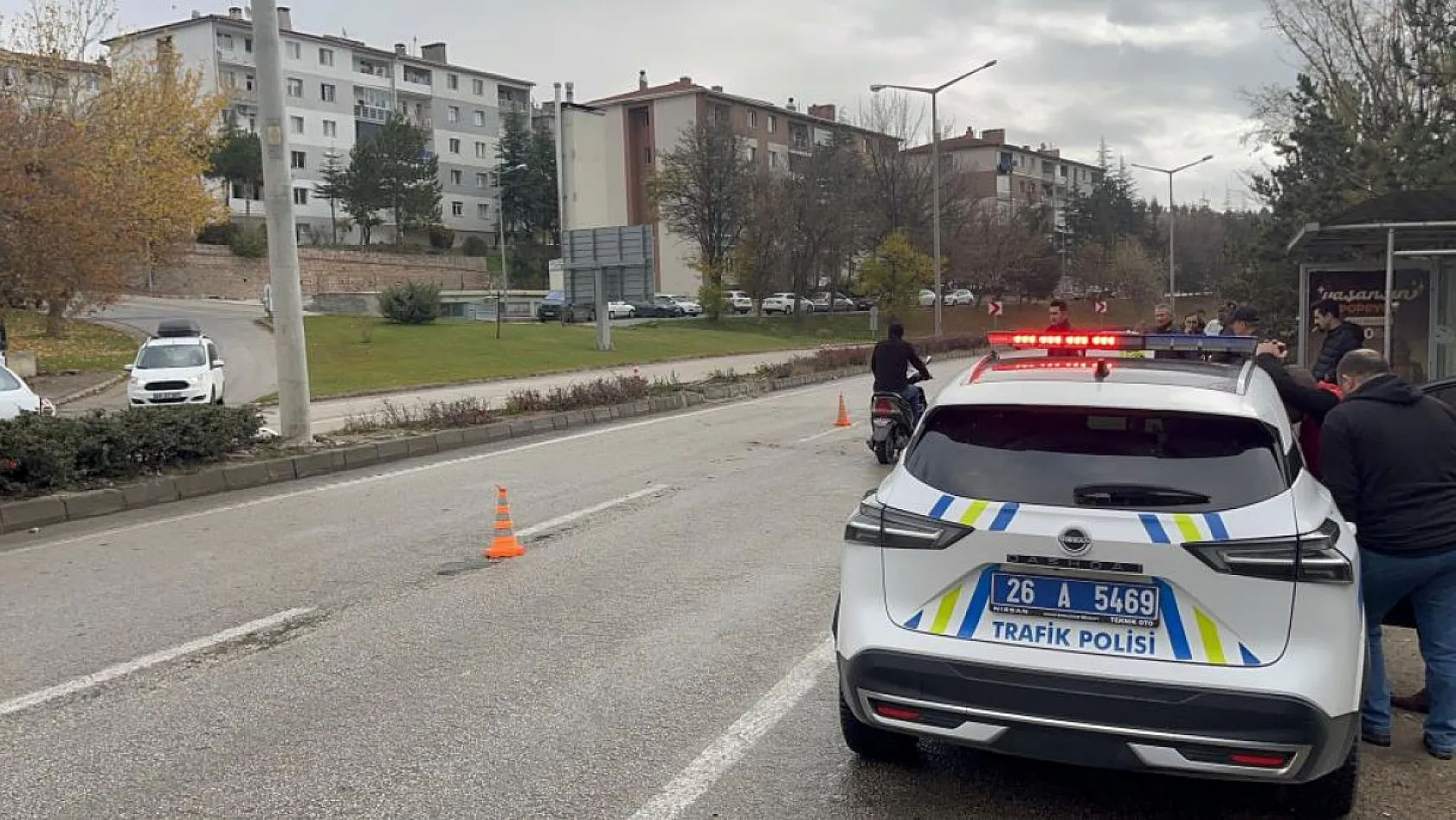 Otomobilin refüjde çarptığı kadınlara karşıdan gelen otomobil de çarptı: 2 ölü