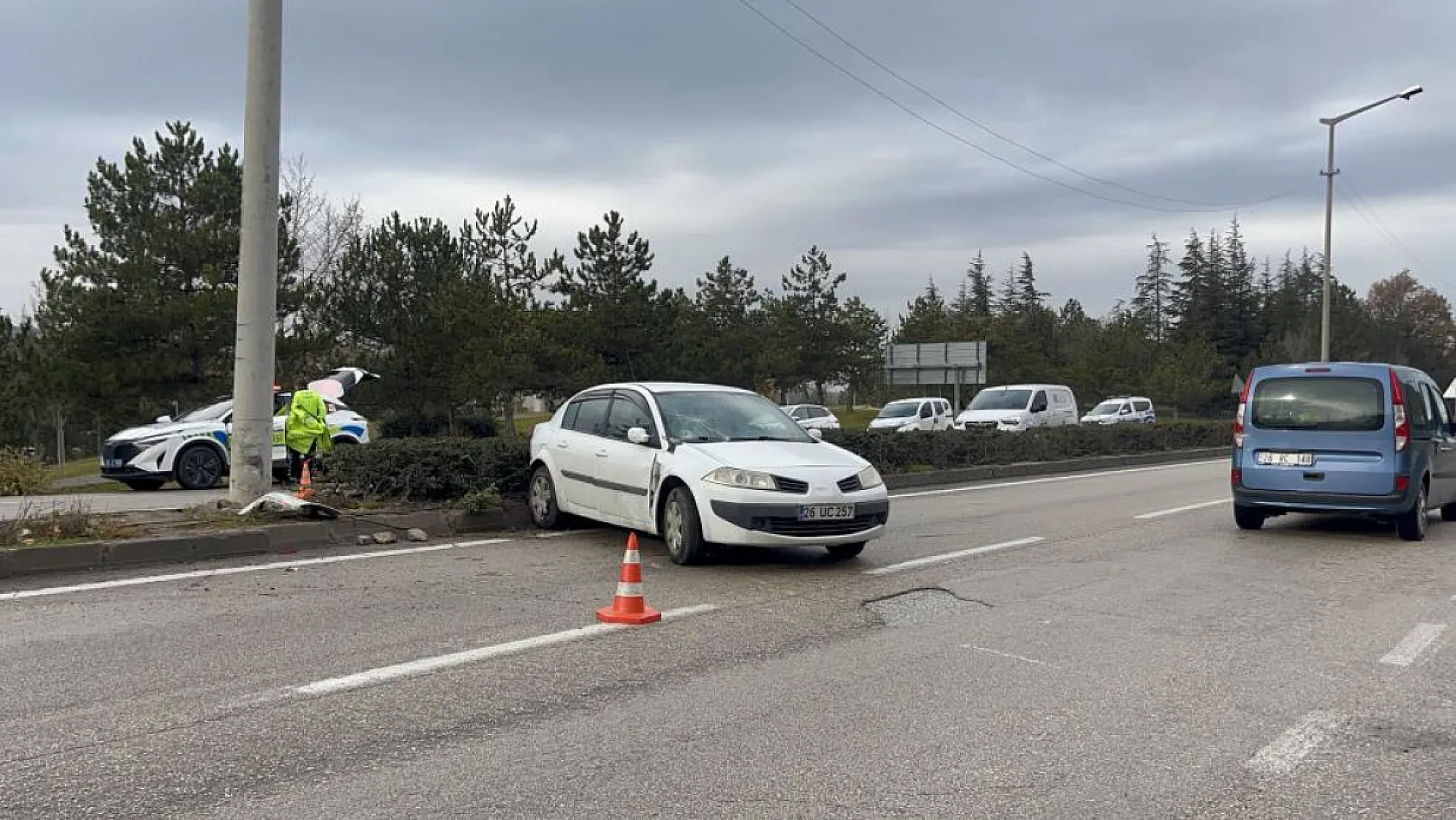 Otomobilin refüjde çarptığı kadınlara karşıdan gelen otomobil de çarptı: 2 ölü