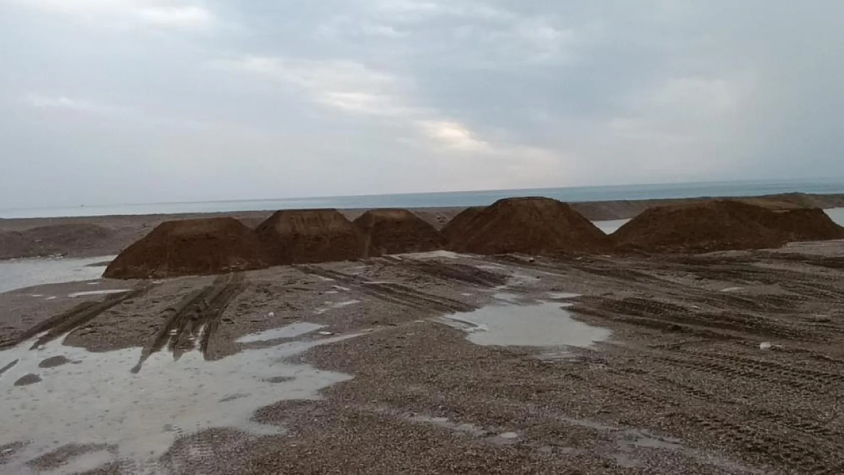 Kumları çalıp sahilleri talan etmişlerdi: Kamyonlar dolusu plaj kumu bulundu