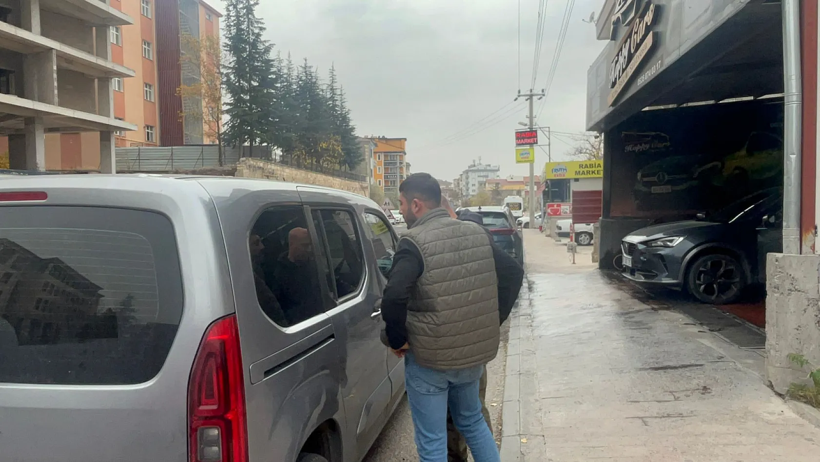 Eşinin bıçakladığı adam, eşini adliye çevresinde pompalı tüfek ile bekledi