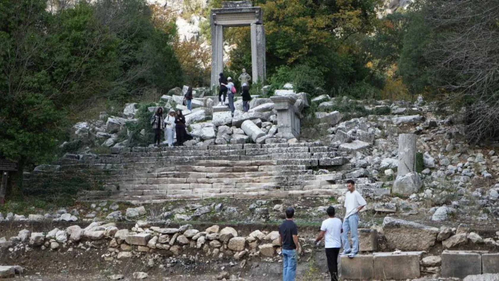 Termessos'ta ilk kazıda dans eden kadınlar mezarı, Antiochis'in anıt mezarı ve figürlü lahit parçaları ortaya çıkarıldı