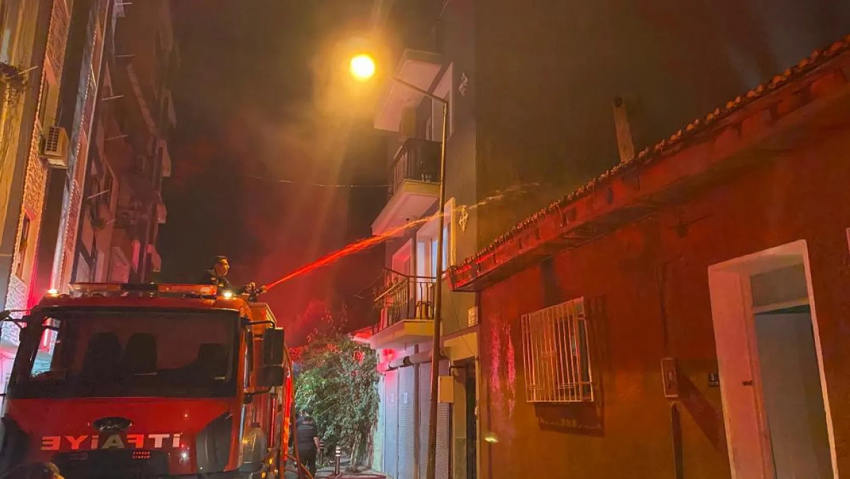 Çıkan yangında yaşlı kadın evsiz kaldı