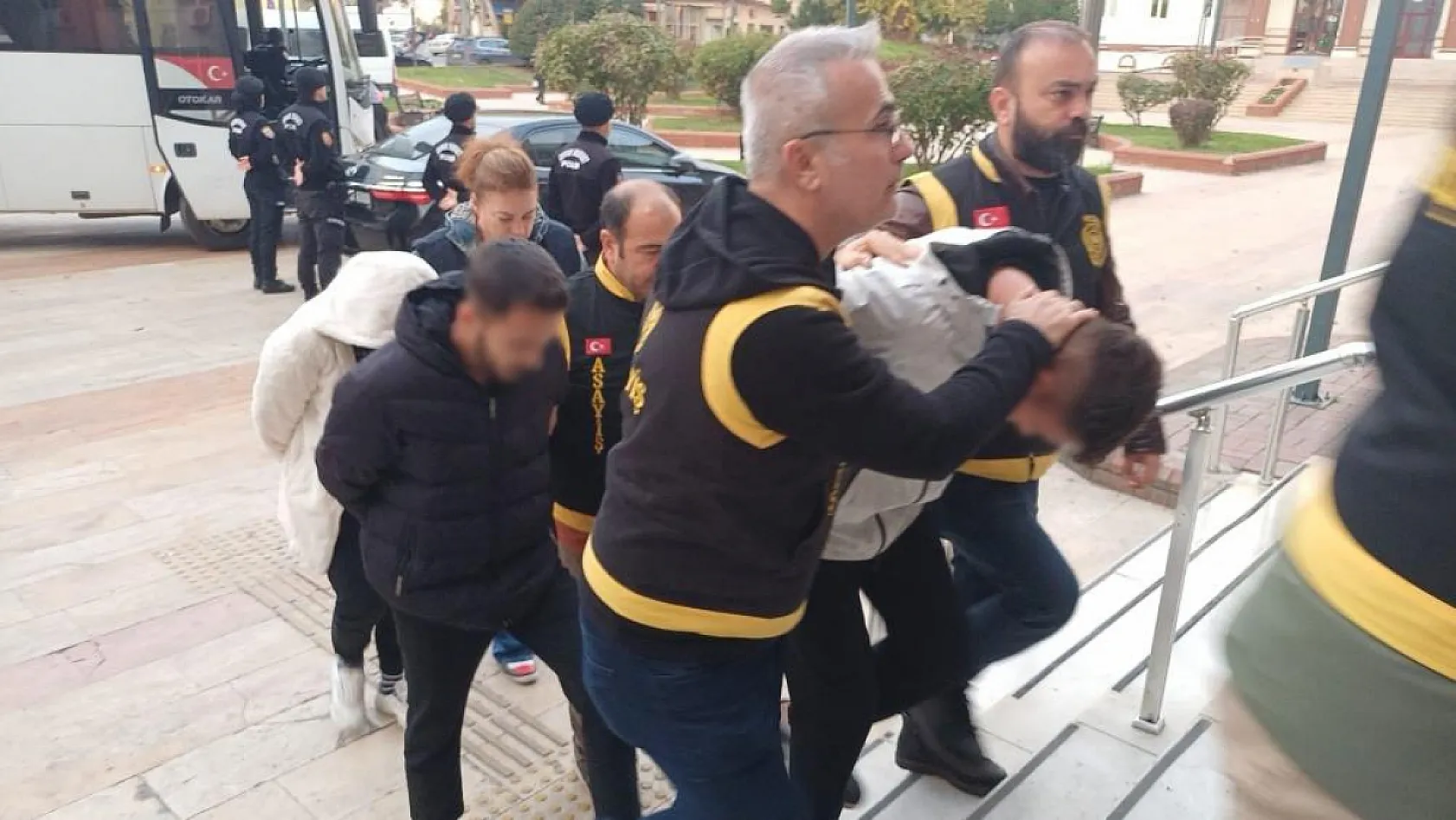 Lüks araçlar için ön ödeme vaadiyle vatandaşları dolandırdılar