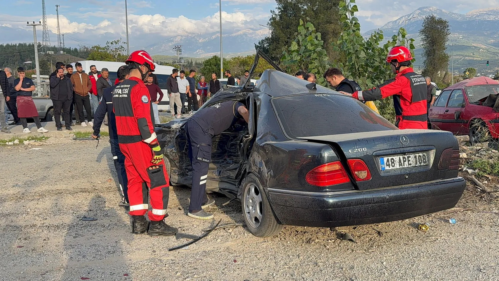 Seydikemer'de kontrolden çıkan otomobil park halindeki araca çarptı: 1 ölü