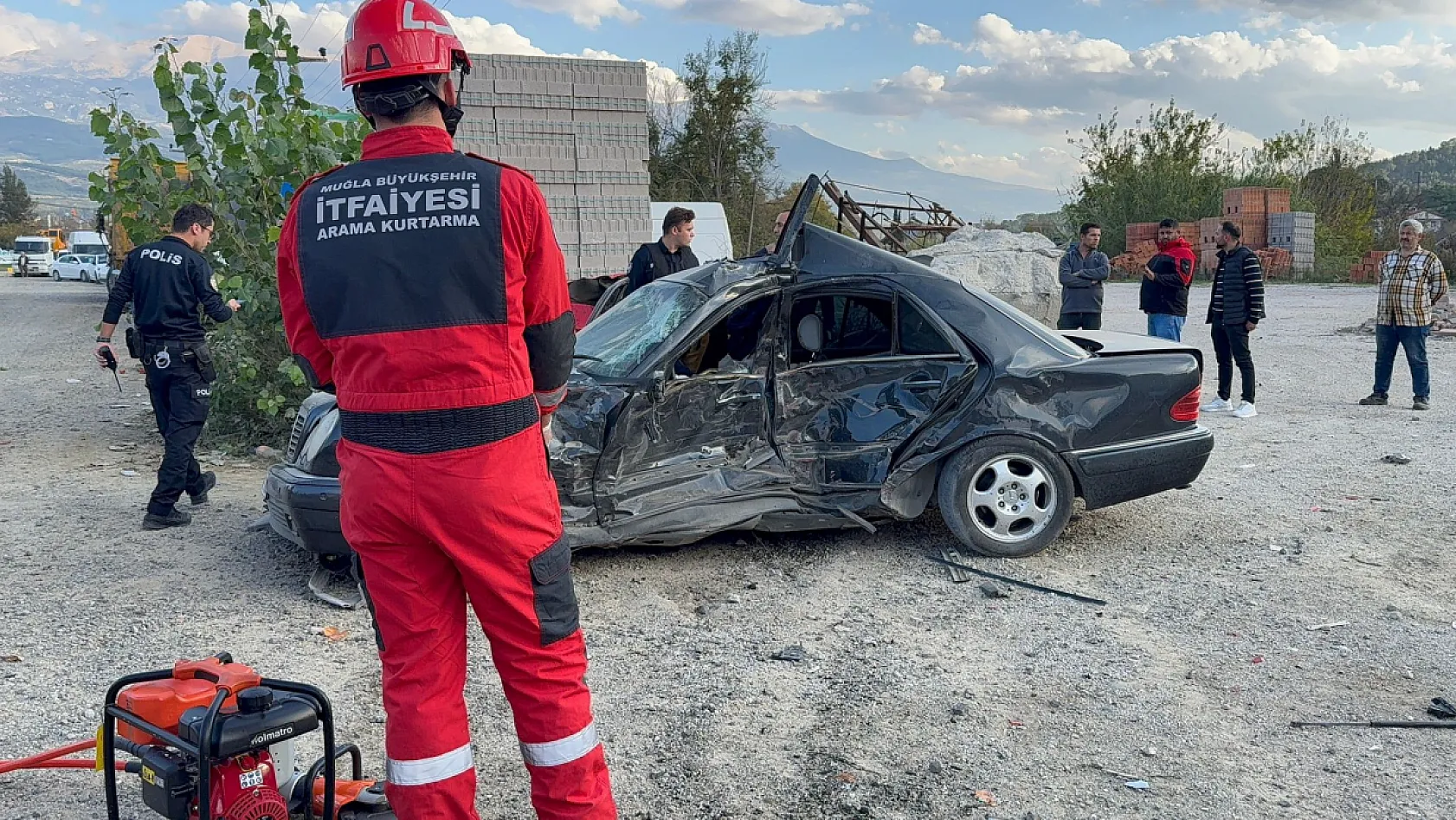 Seydikemer'de kontrolden çıkan otomobil park halindeki araca çarptı: 1 ölü