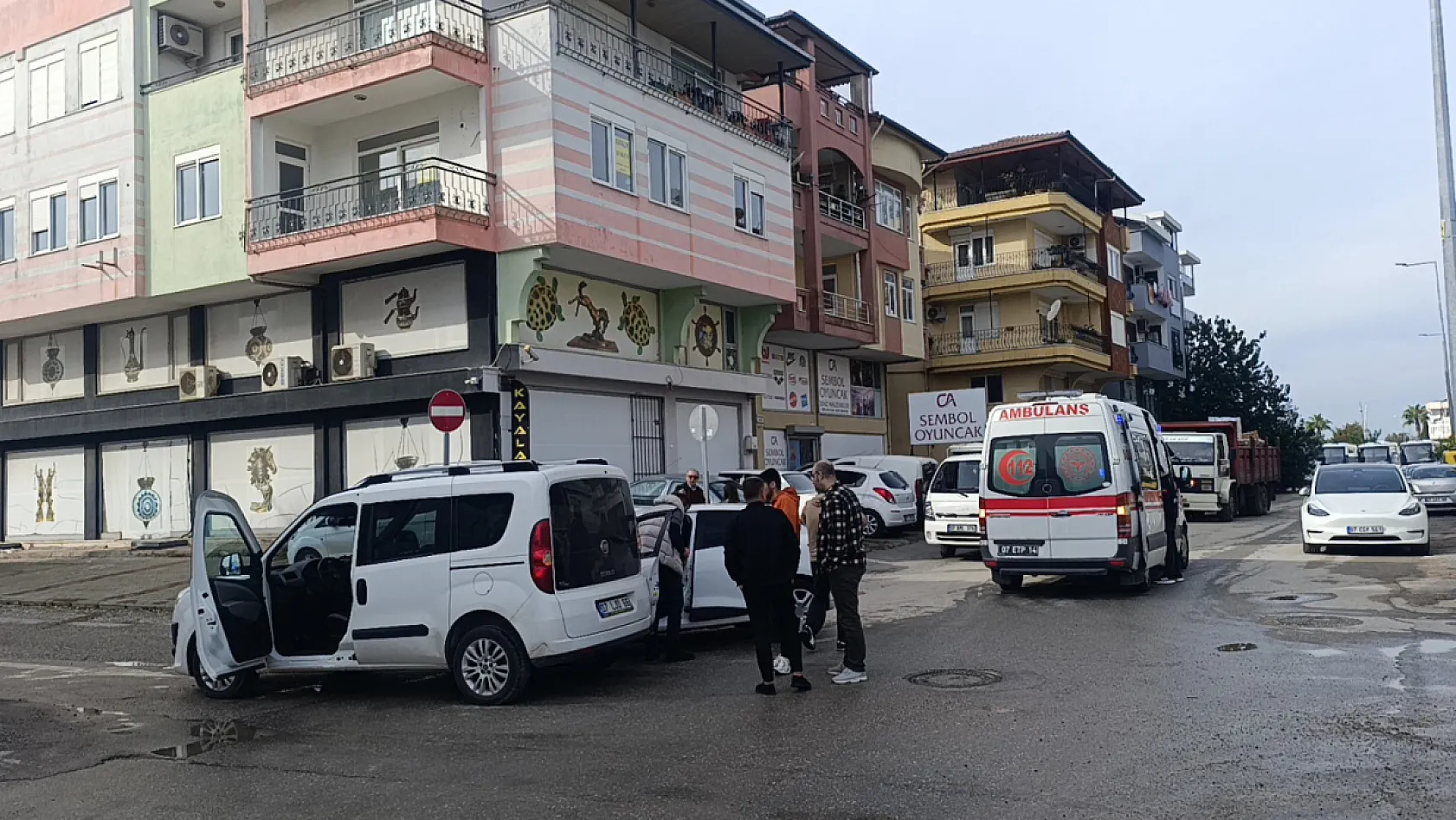Hafif ticari araç ile otomobil çarpıştı: 1 yaralı
