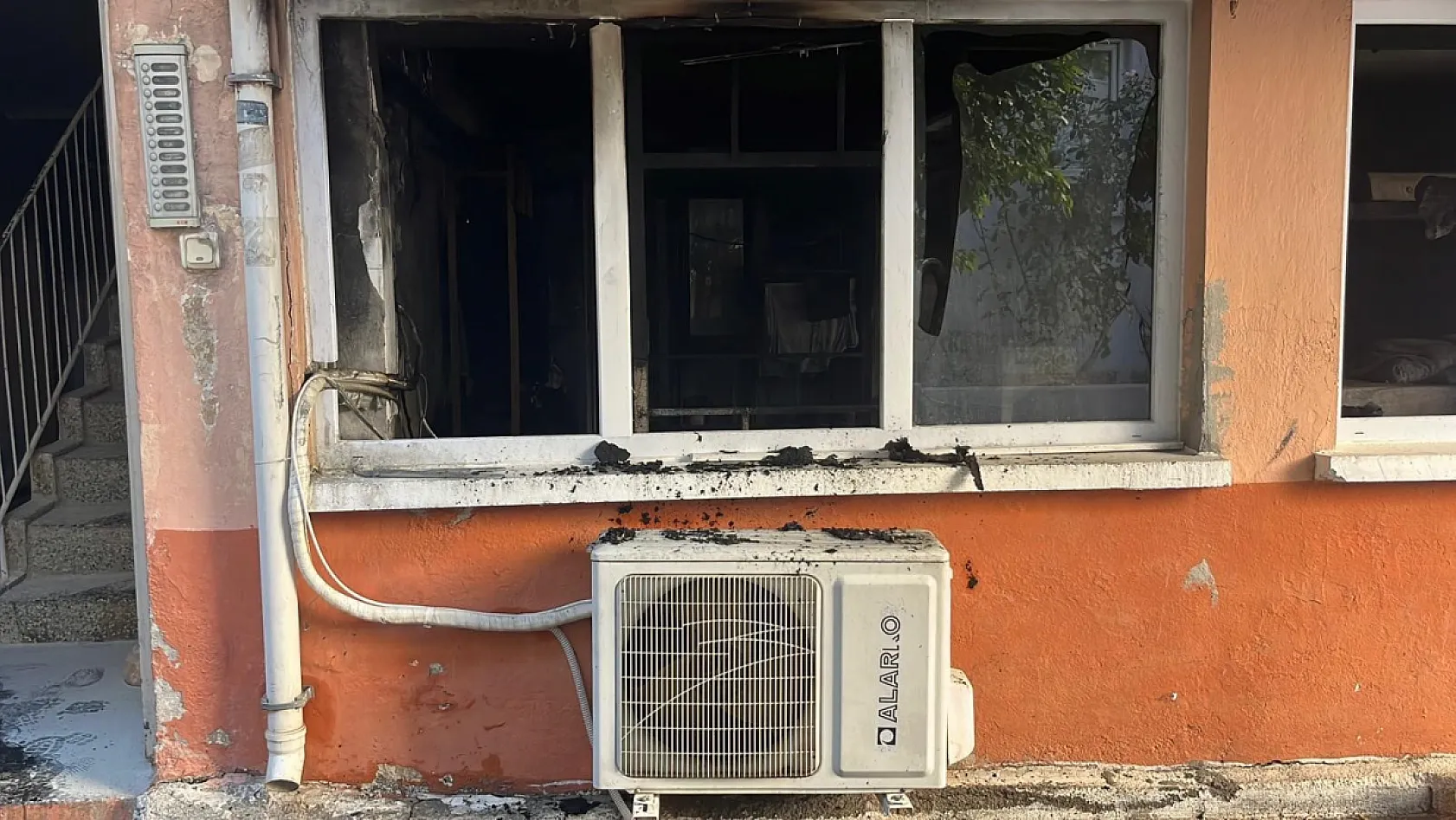 Apartmanın giriş katında çıkan yangın korkuttu