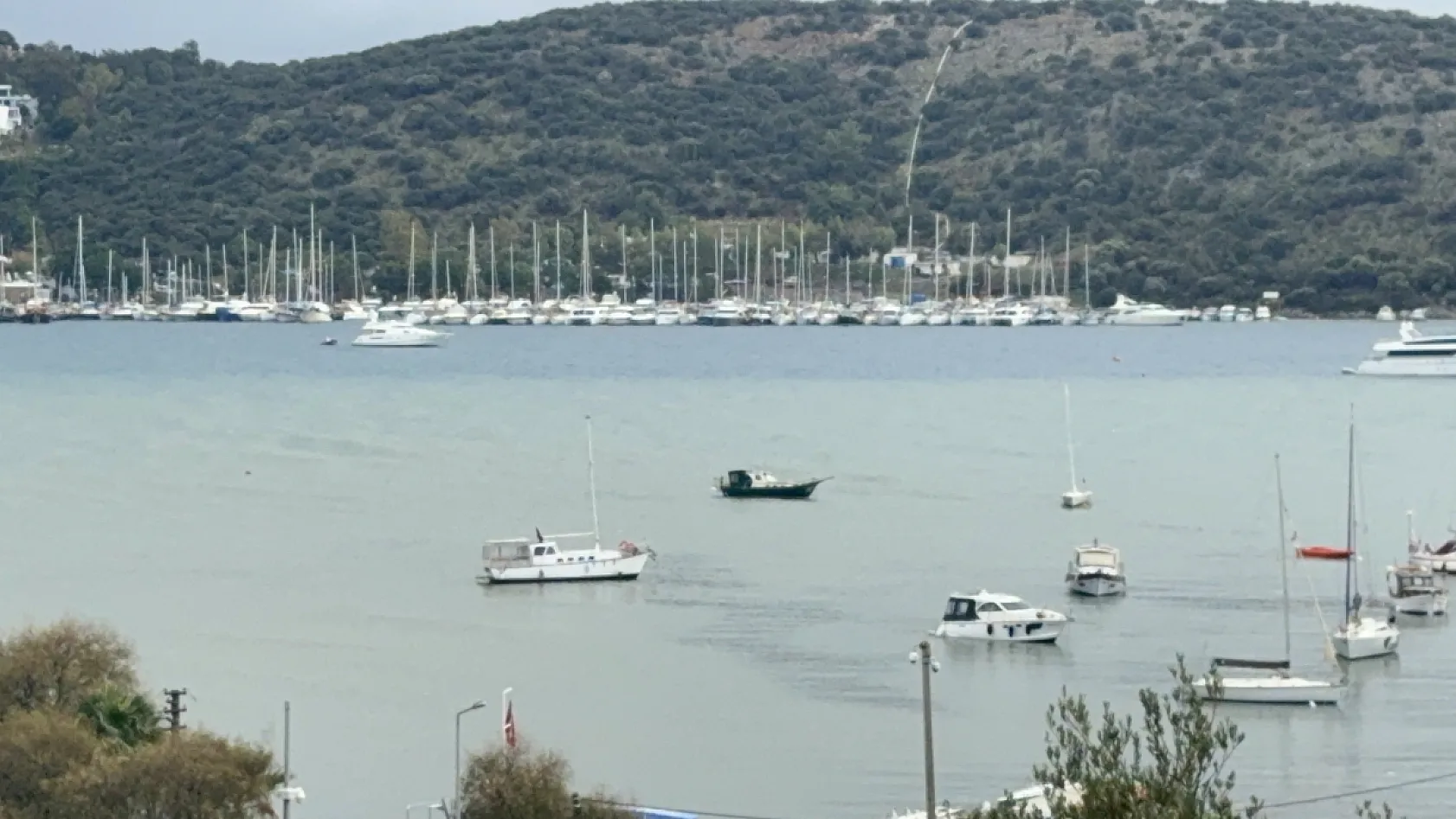 Bodrum'da sağanak sonrası deniz çamura döndü, ikiye ayrılan renk görenleri şaşırttı