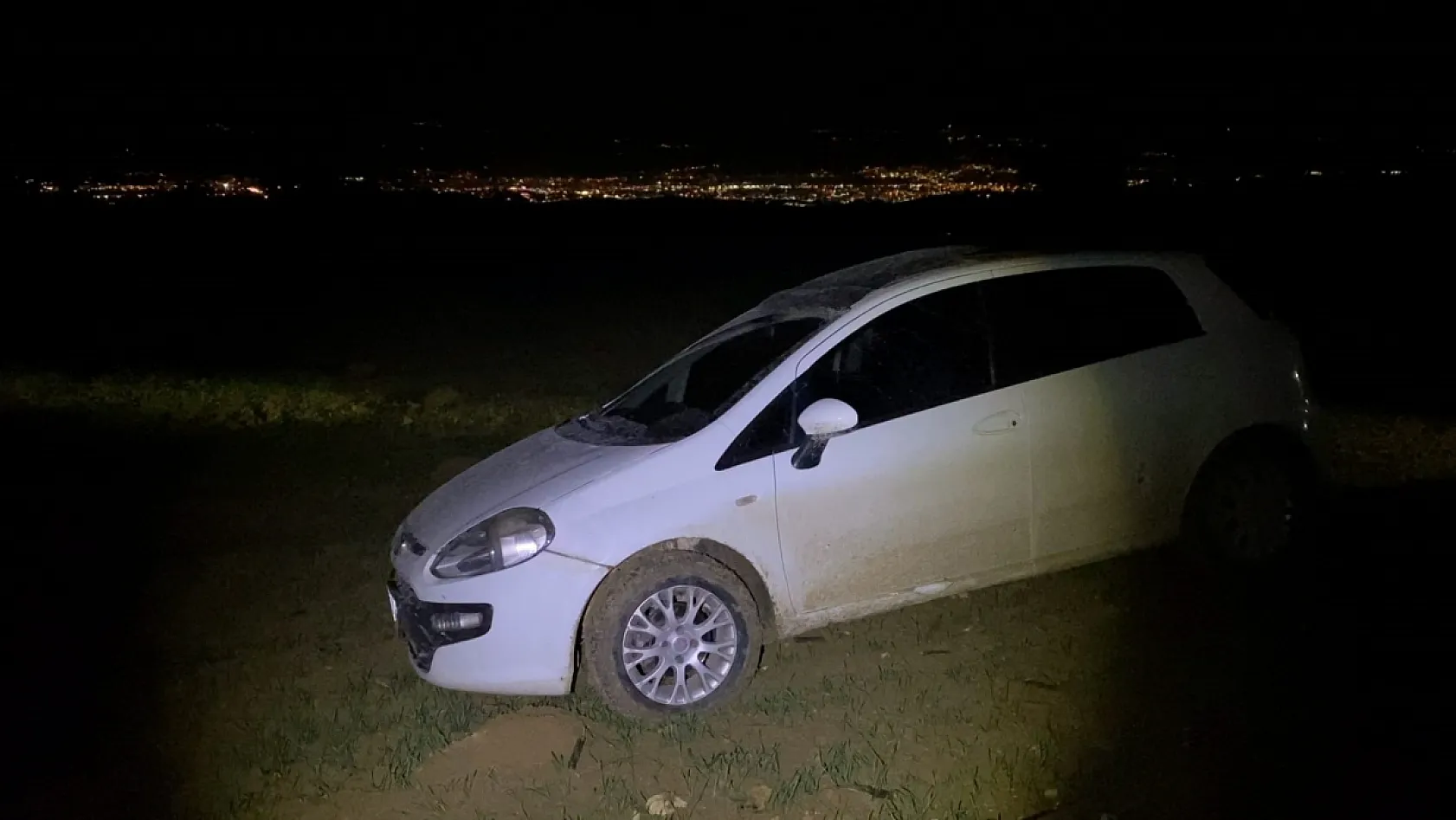 Polisin dur ihtarına uymadı, çamura saplanınca yaya olarak kaçtı