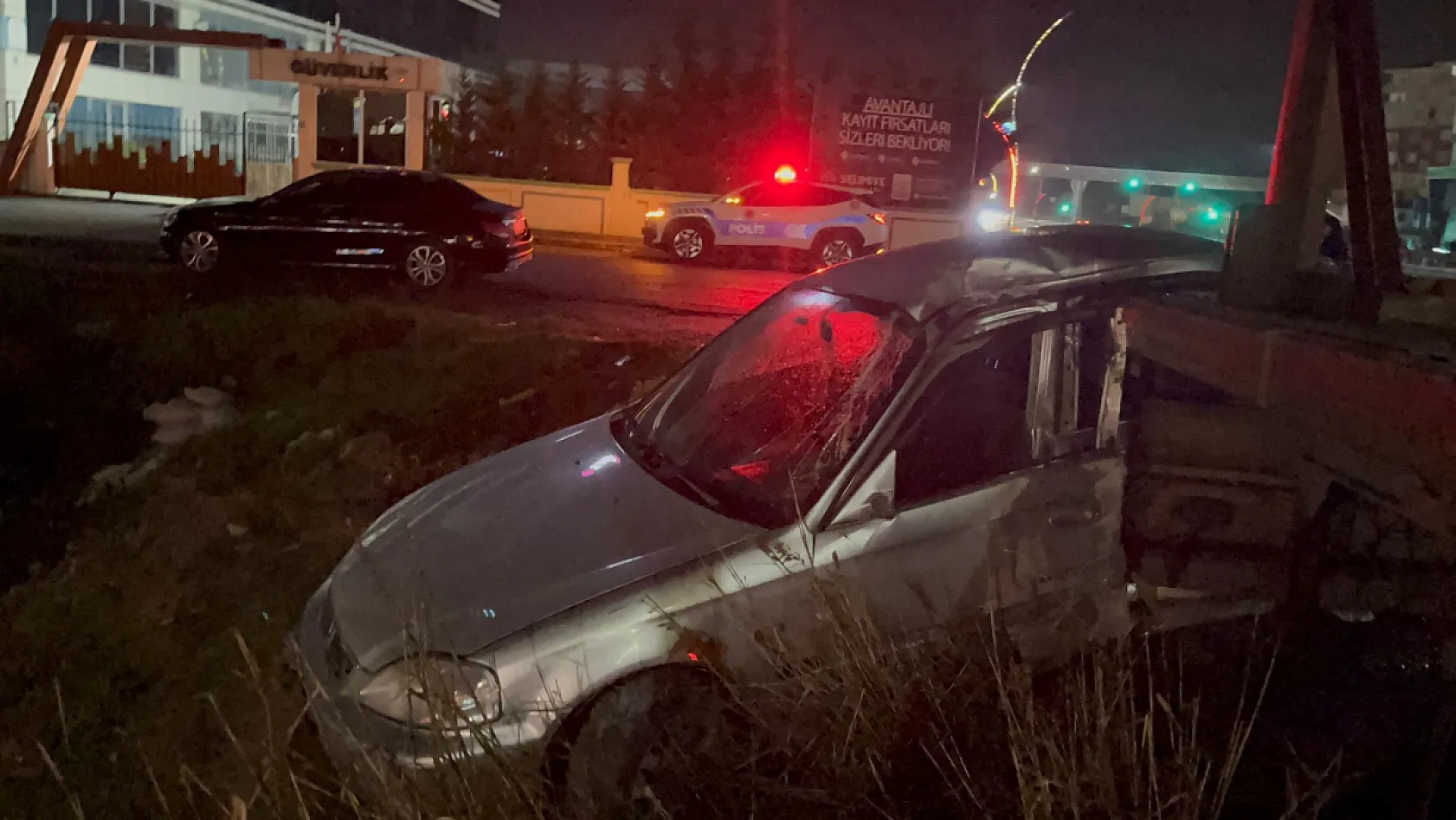 Park halindeki tıra çarpan otomobildeki 2 kişi yaralandı