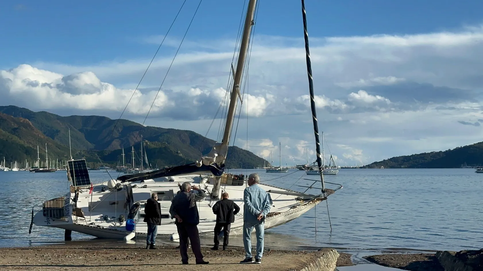 Marmaris'te fırtınada karaya vuran yelkenliler kaldırılıyor