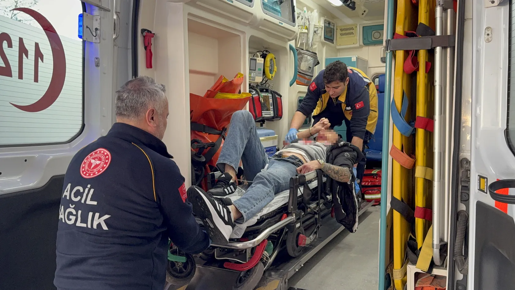 Motosikletteki gençlere silahlı saldırı: 2 yaralı