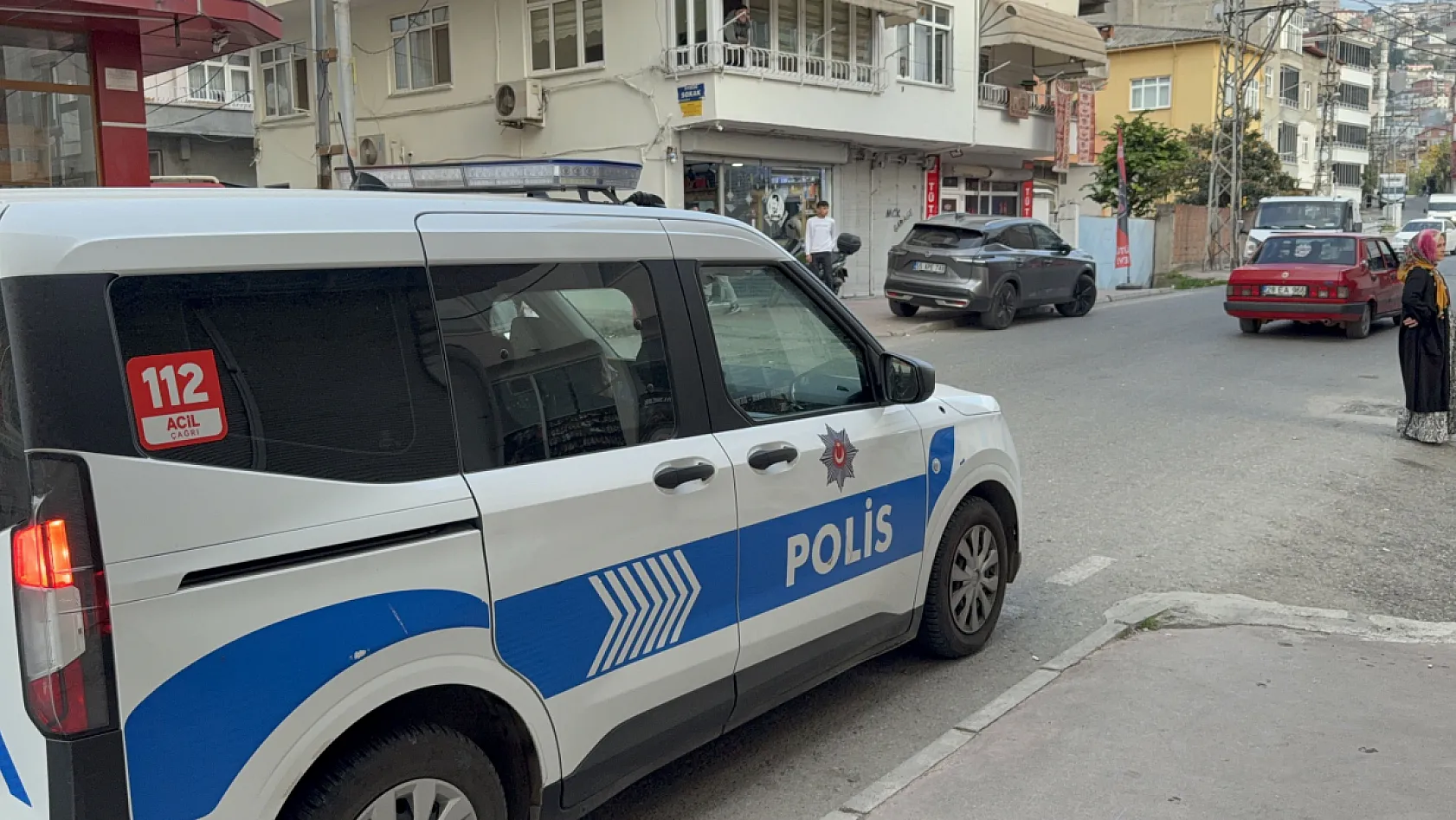 Motosikletteki gençlere silahlı saldırı: 2 yaralı
