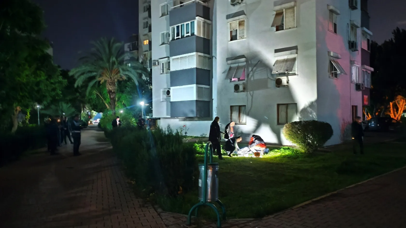 8'inci kattan düşen yaşlı kadın hayatını kaybetti