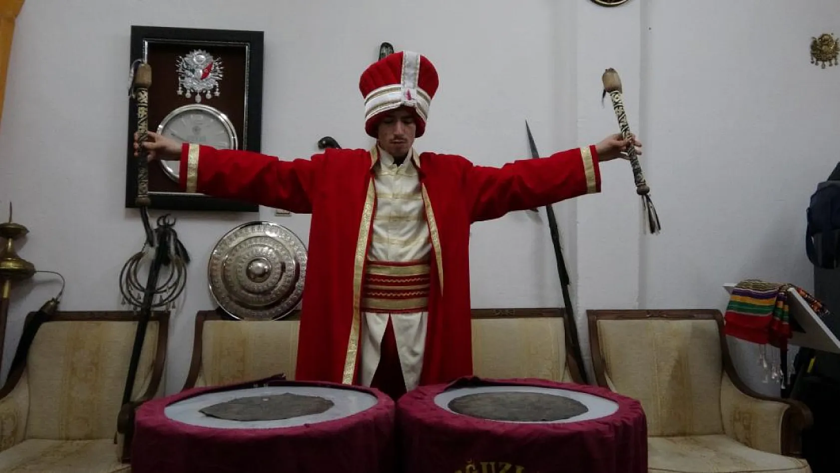 Mehteranda kösü düşmana vurur gibi vuran genç sosyal medyayı salladı
