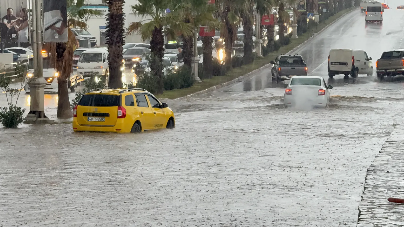 Bodrumda sokaklar göle döndü araçlar sular altında kaldı