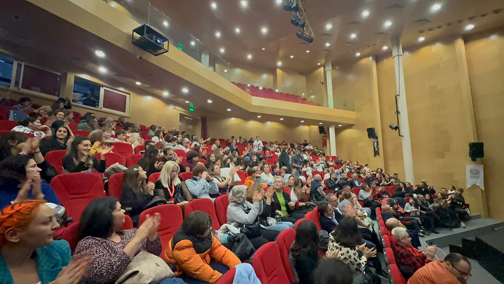 Marmaris'te otizmli bireylerin sahne performansı ayakta alkışlandı
