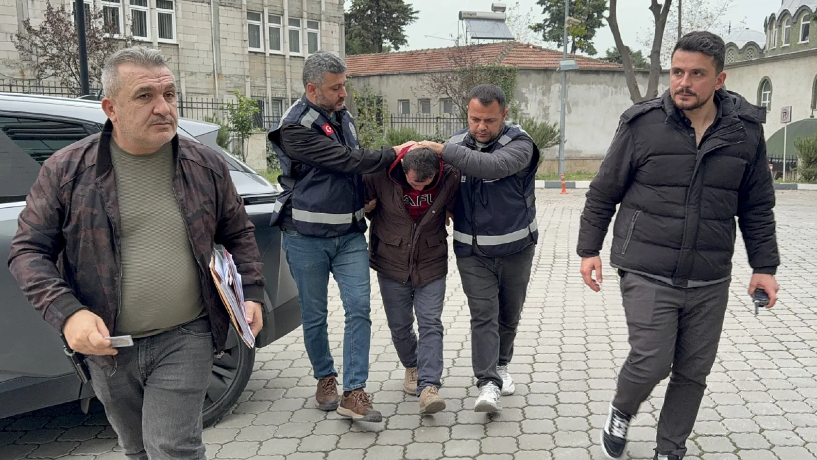 Üvey oğlunu bıçaklayarak öldürdü