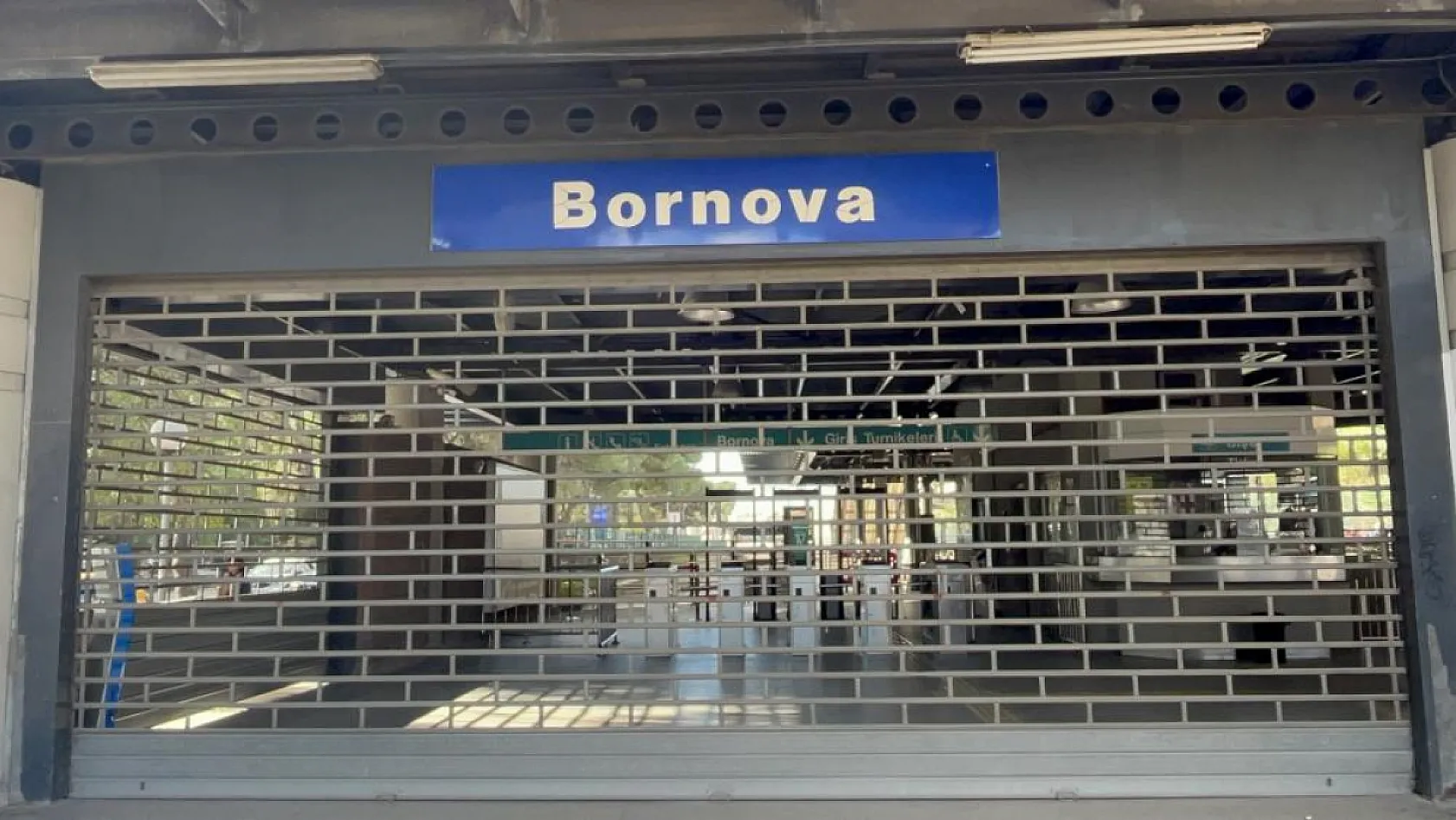 İzmir'de Metroda Panik: Vagon Raydan Çıktı, Yolcular Kendini Dışarı Attı