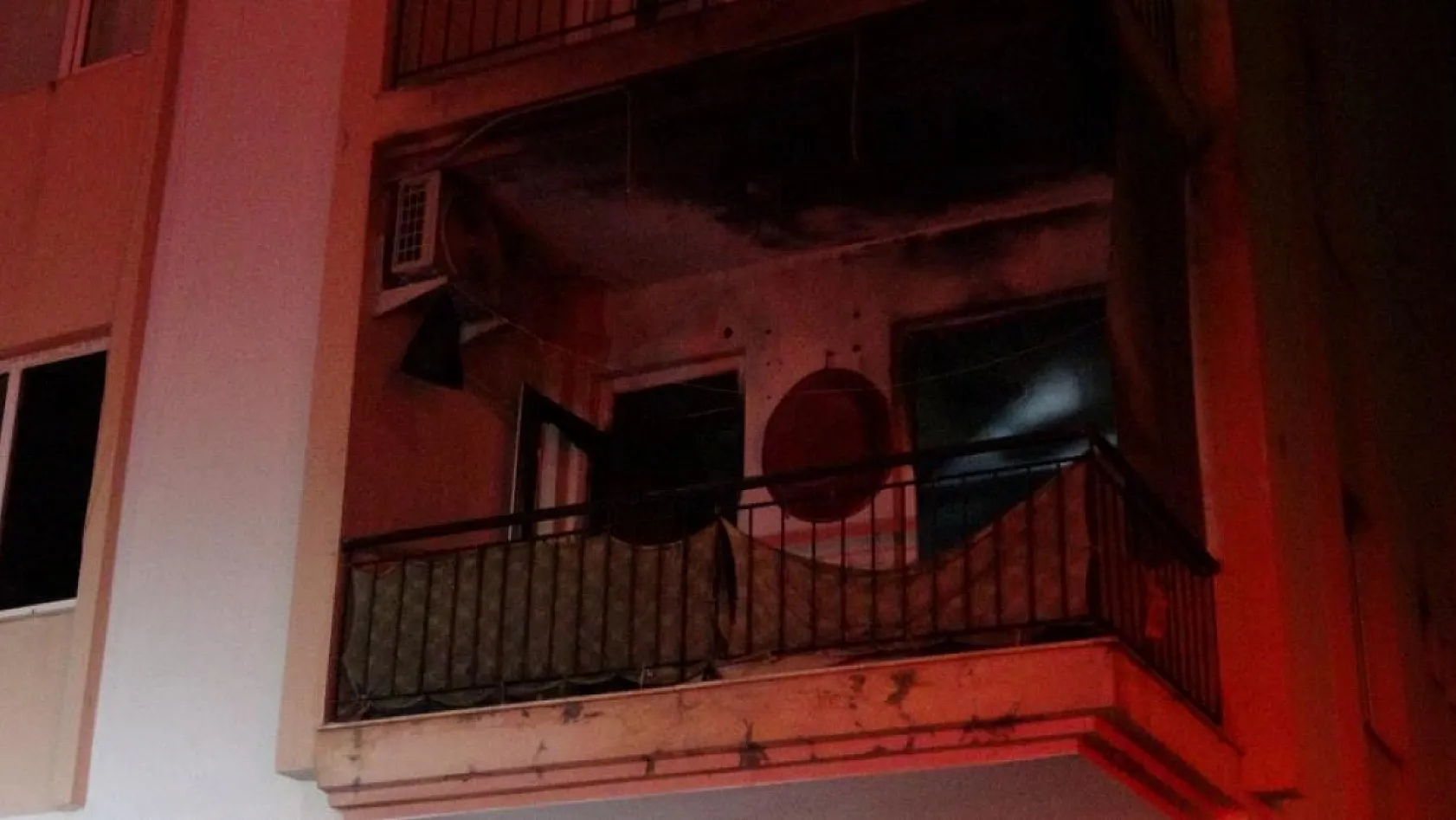 Dairede çıkan yangında 3'ü çocuk 4 kişi dumandan etkilendi