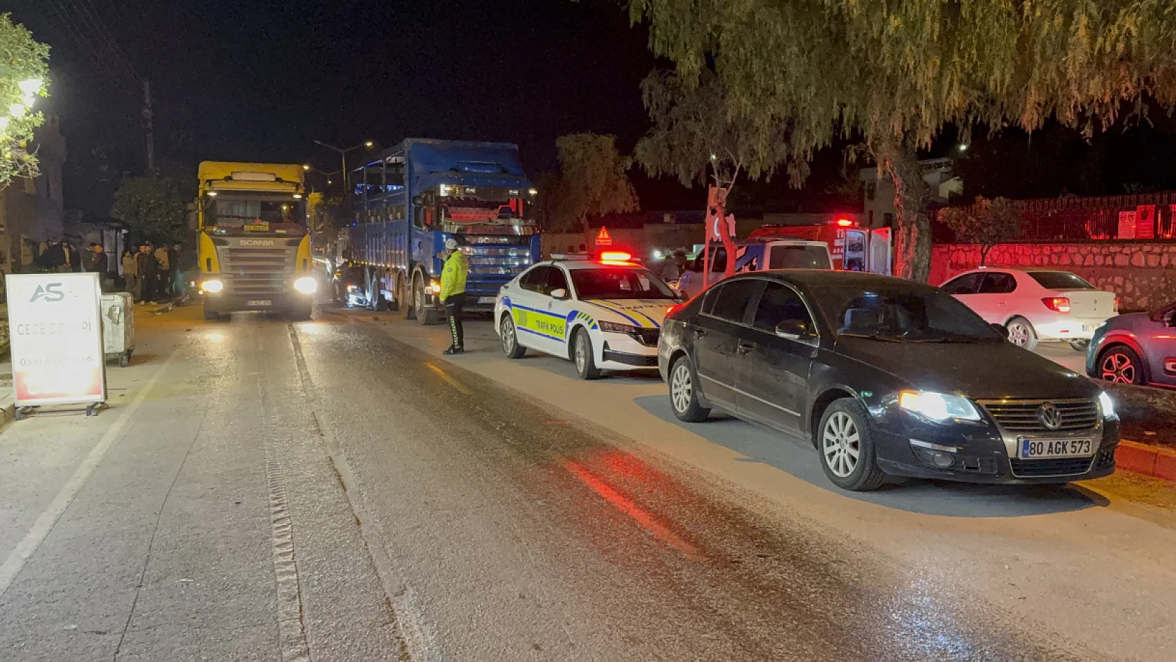 Lüks otomobil kamyona ok gibi saplandı: 1 ölü, 2 yaralı