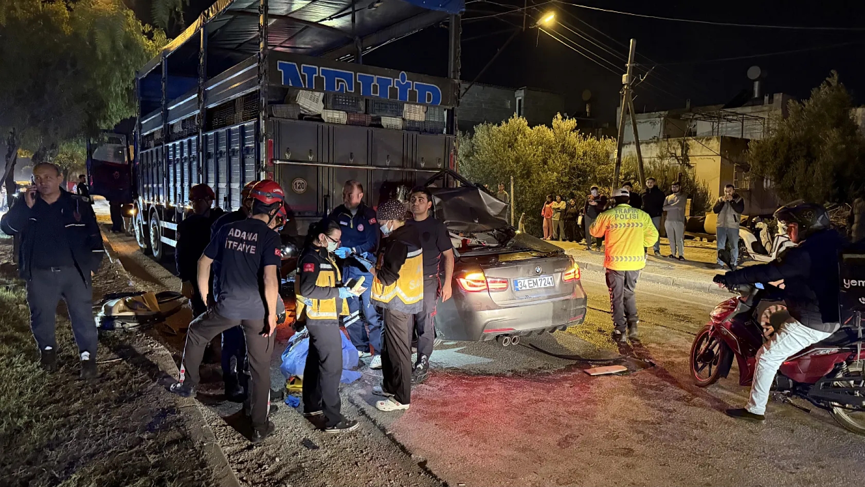 Lüks otomobil kamyona ok gibi saplandı: 1 ölü, 2 yaralı