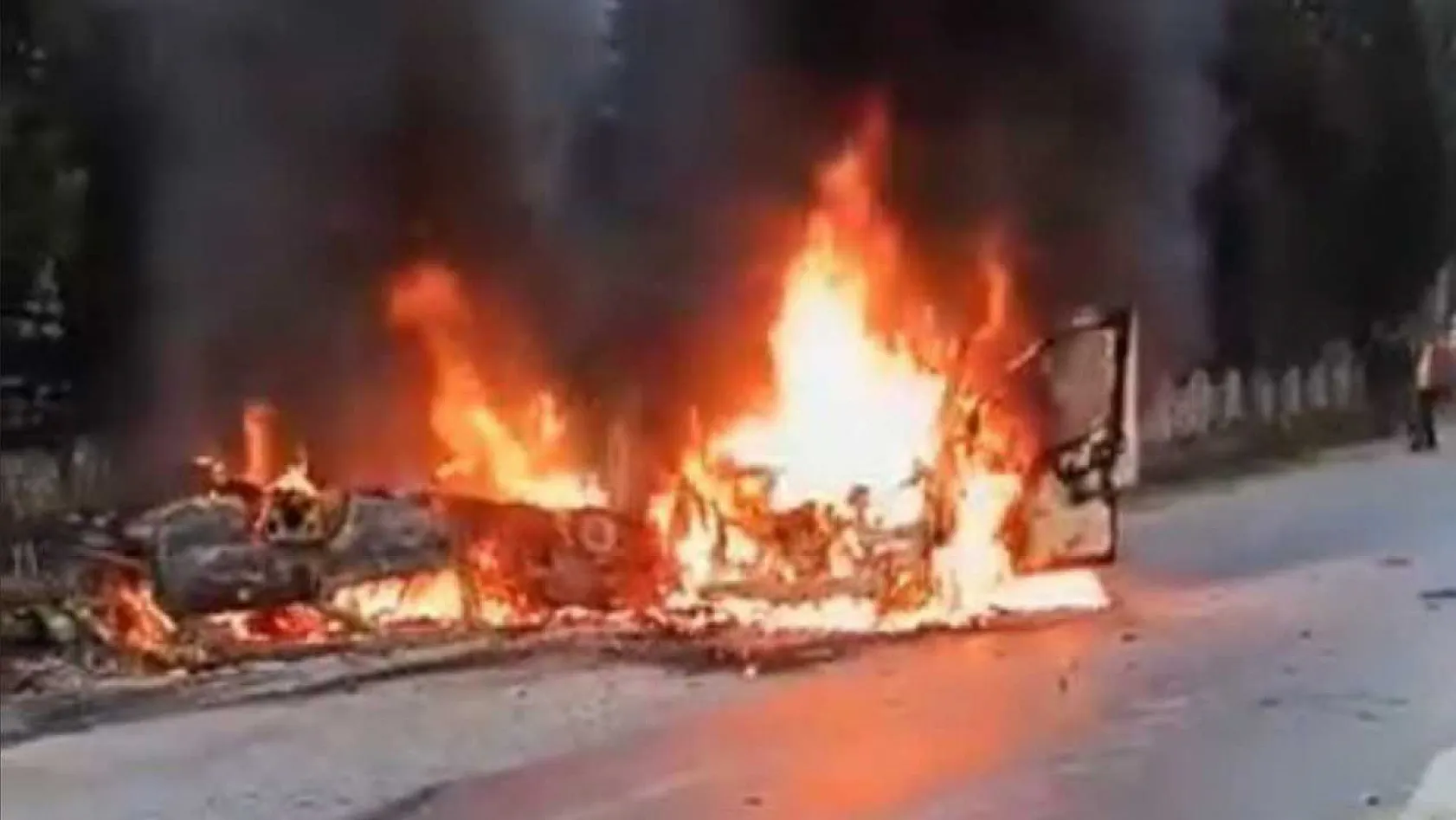 Kafa kafaya çarpışan araçlar çıkan yangında küle döndü