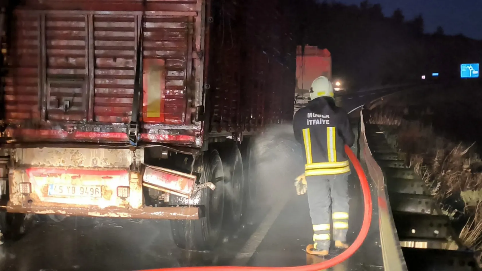 Muğla çevre yolunda tomruk yüklü tırda yangın çıktı