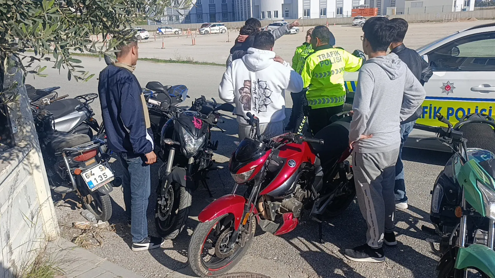 Küçük kıza çarpıp kaçtı, yüz metre ileride polise yakalandı