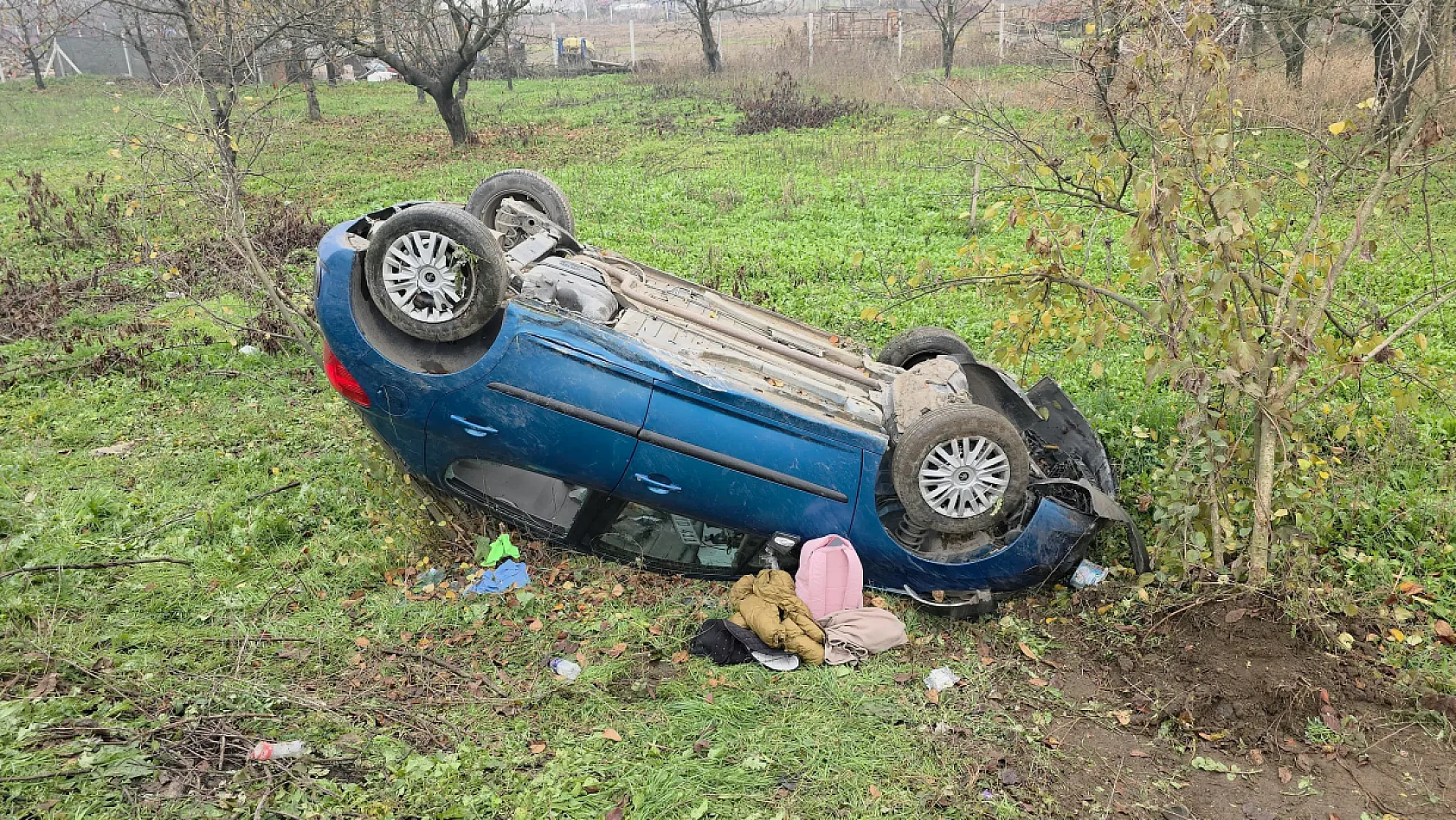 Kontrolden çıkan otomobil tarlaya uçtu: 2 yaralı