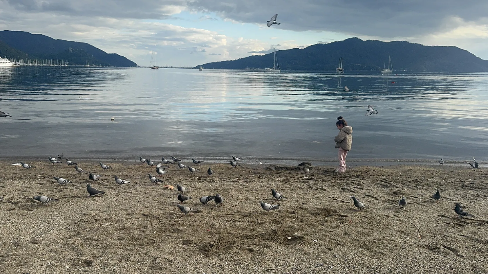 Sağanak sonrası güneş yüzleri güldürdü, Marmaris sahilleri doldu