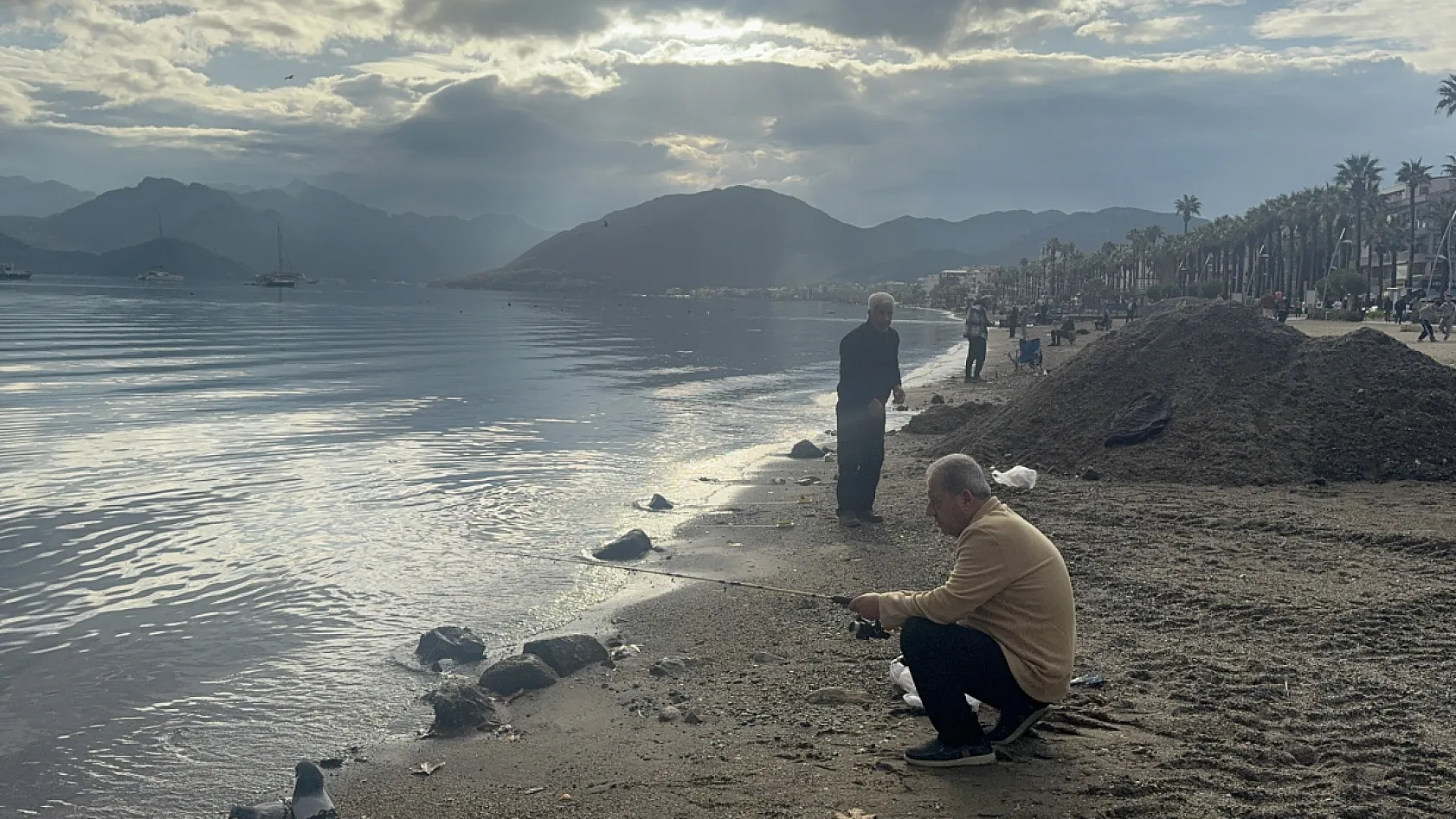 Sağanak sonrası güneş yüzleri güldürdü, Marmaris sahilleri doldu