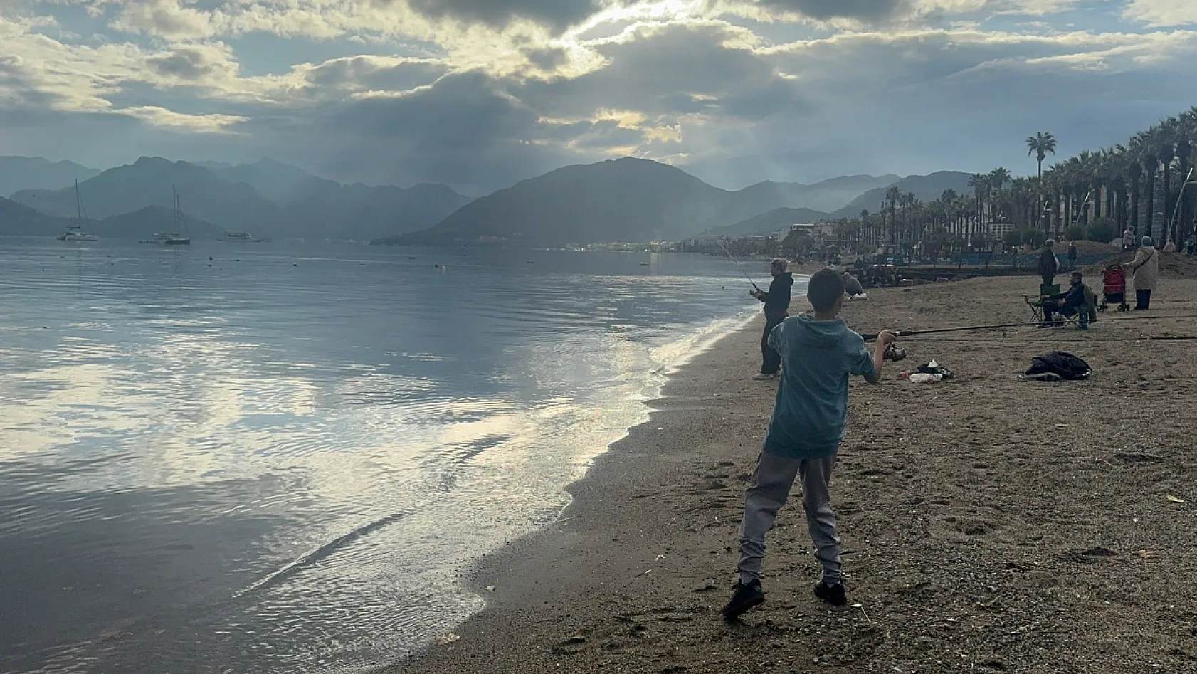 Sağanak sonrası güneş yüzleri güldürdü, Marmaris sahilleri doldu