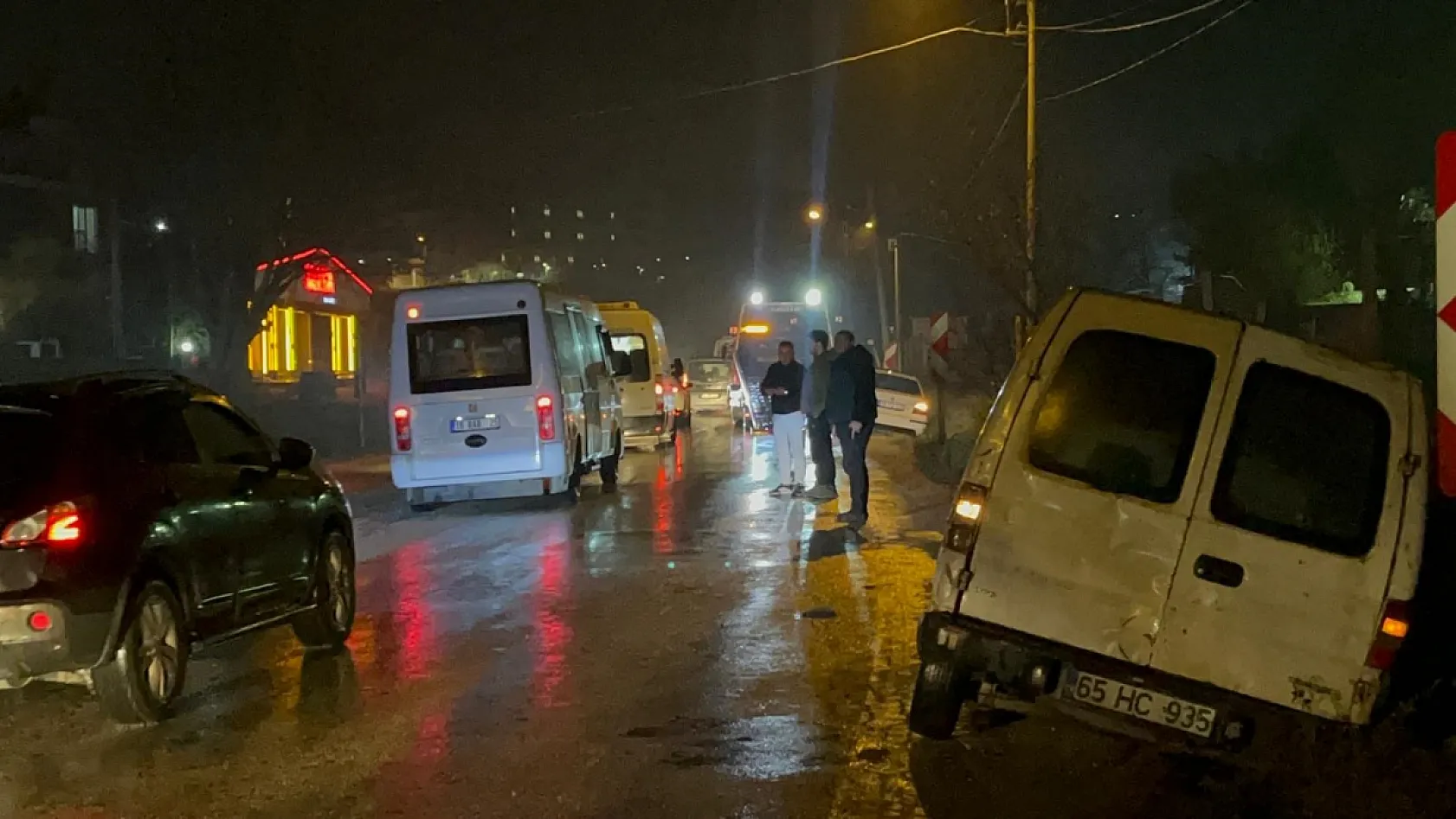 Aynı anda aynı caddede 4 kaza: Başka kaza olmasın diye çaba gösterdiler