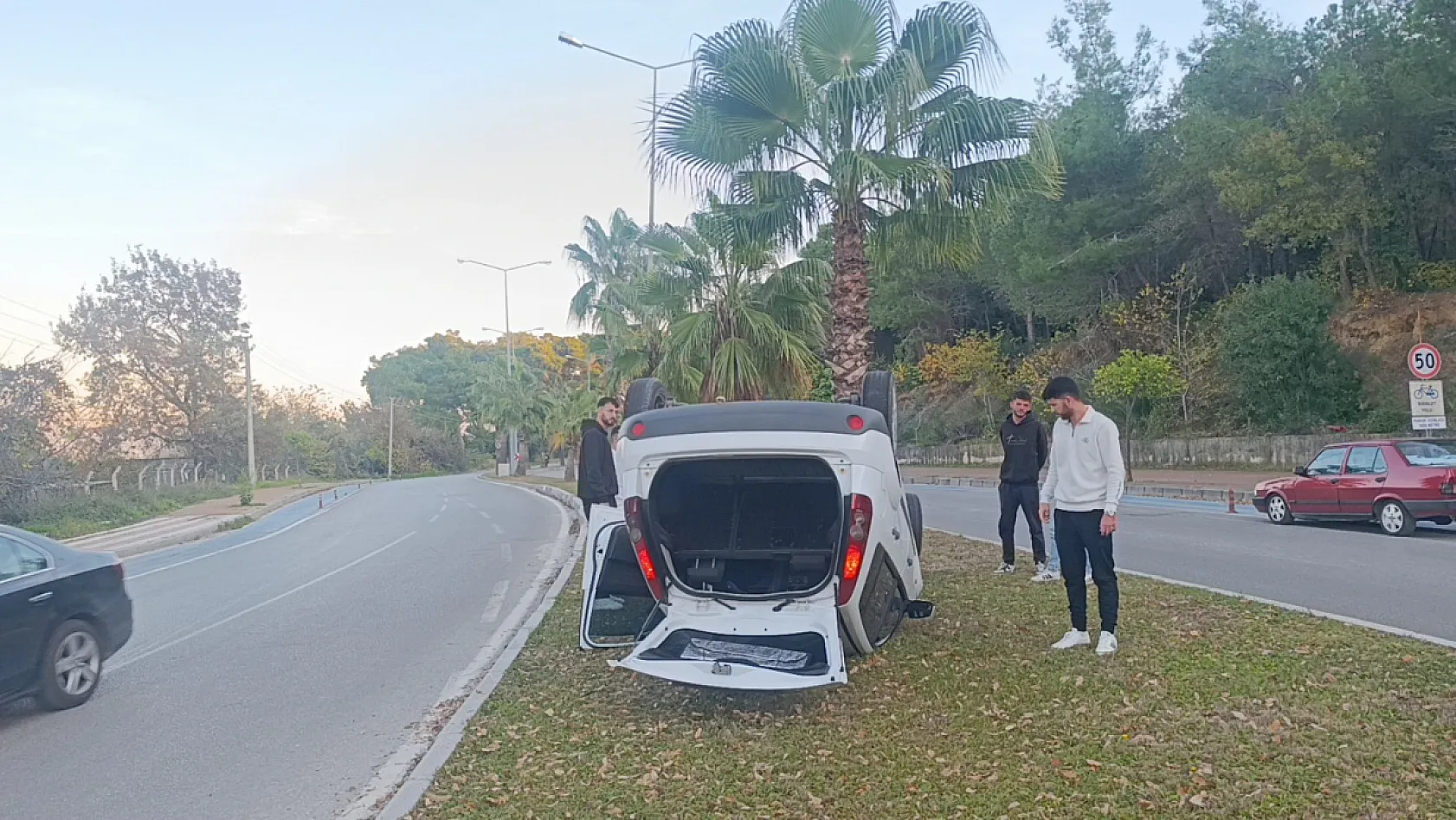 Refüje çarpıp ters dönen araçtan ayakta çıktı