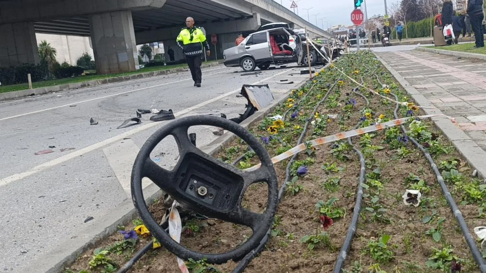 Ambulansa yol verme kazasında ortalık savaş alanına döndü