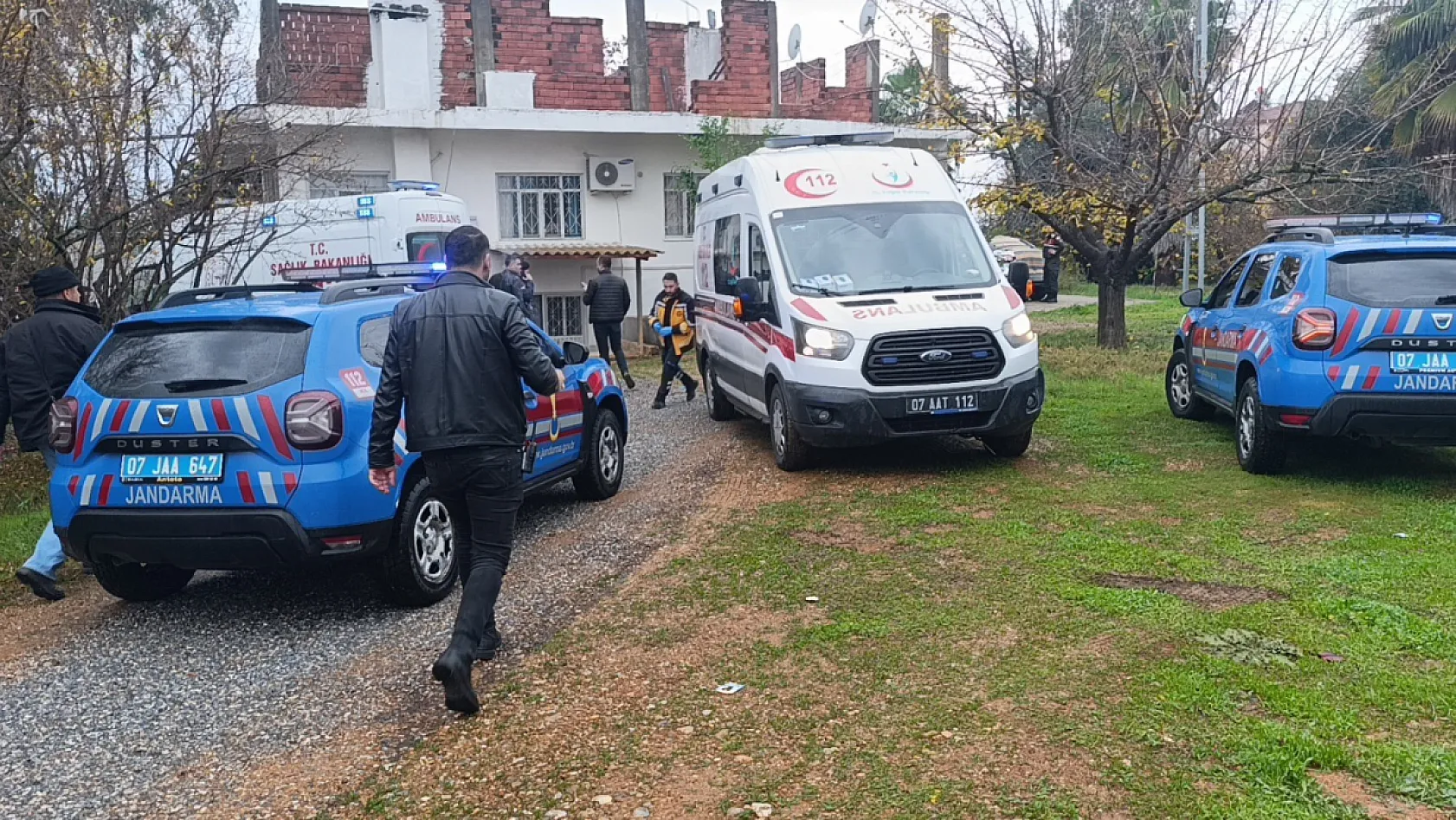 Tartıştığı babasını ve yengesini tabancayla vurarak ağır yaraladı