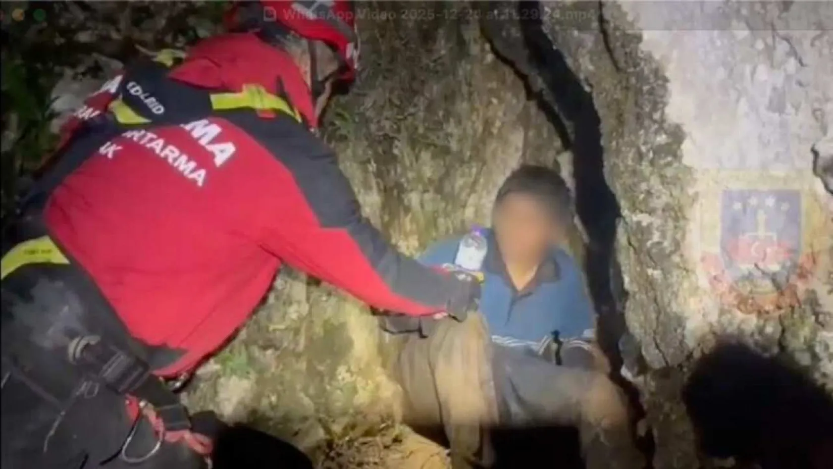 Yaşam için son çığlığı 4'üncü gün duyuldu: Dağın zirvesinde mahsur kalan genç için ekipler seferber oldu