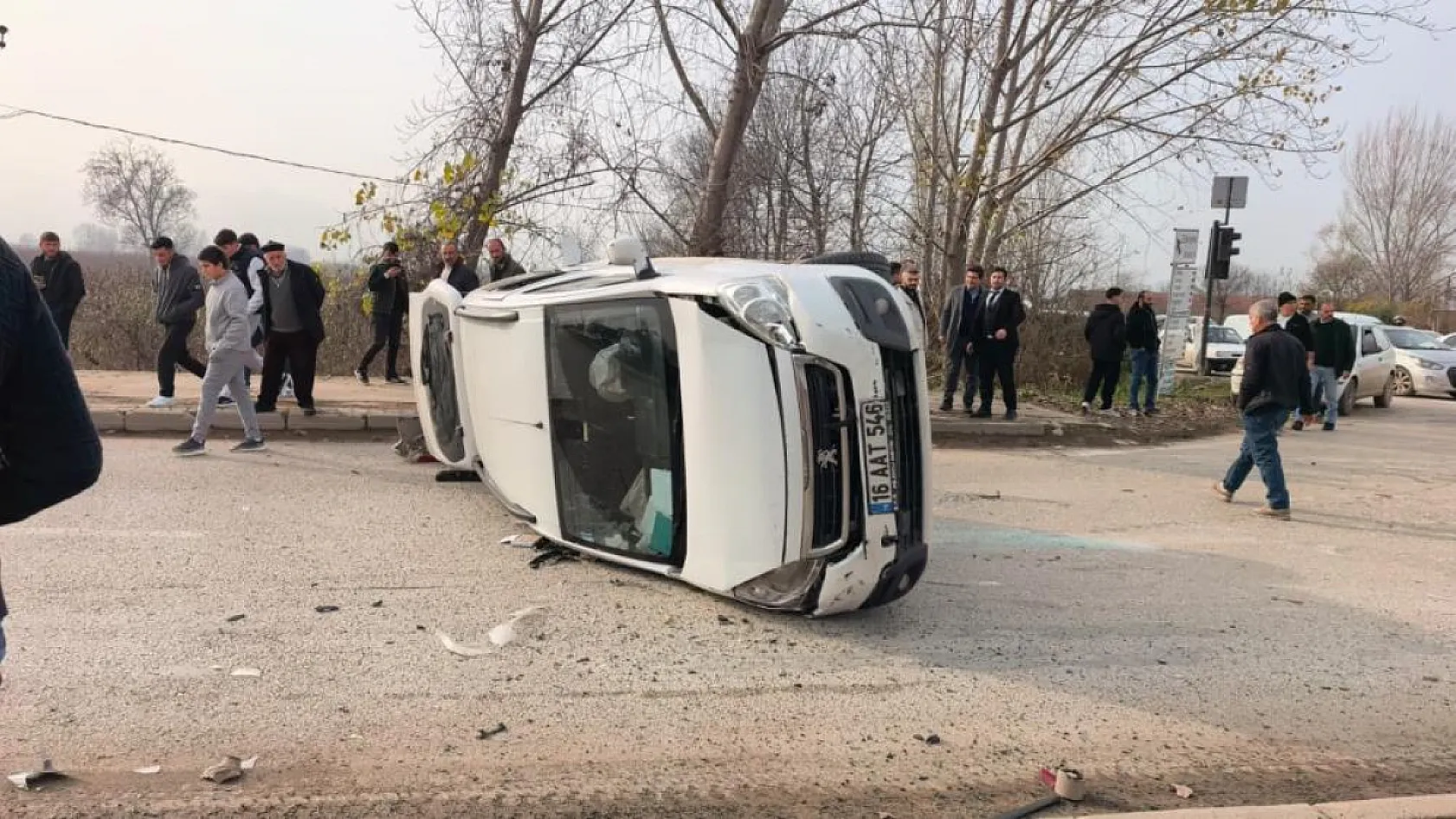 Hafif ticari araçlar çarpıştı: 3'ü çocuk 7 yaralı