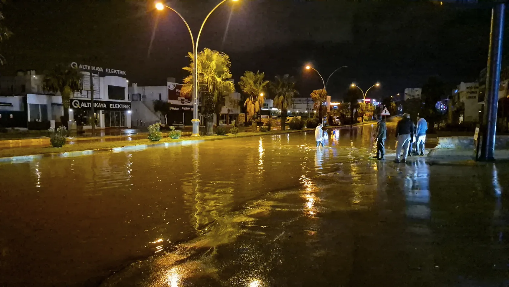Bodrum'da sağanak yağış: Yollar kapandı, ev ve iş yerlerini su bastı