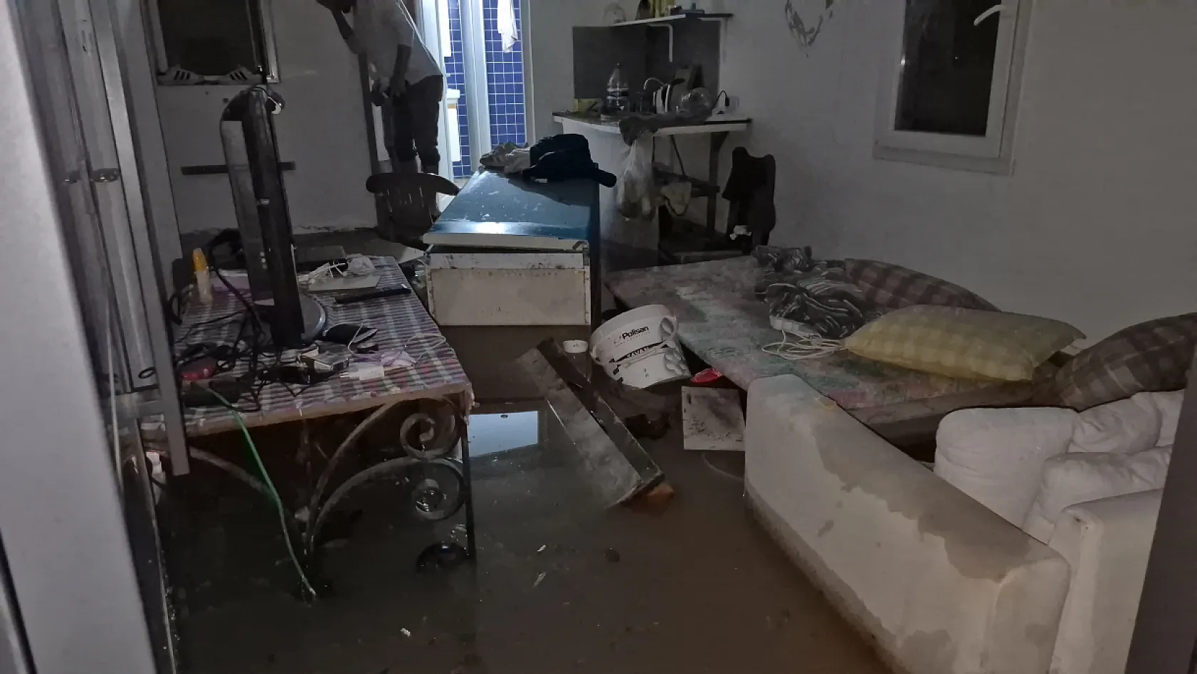 Bodrum'da sağanak yağış: Yollar kapandı, ev ve iş yerlerini su bastı