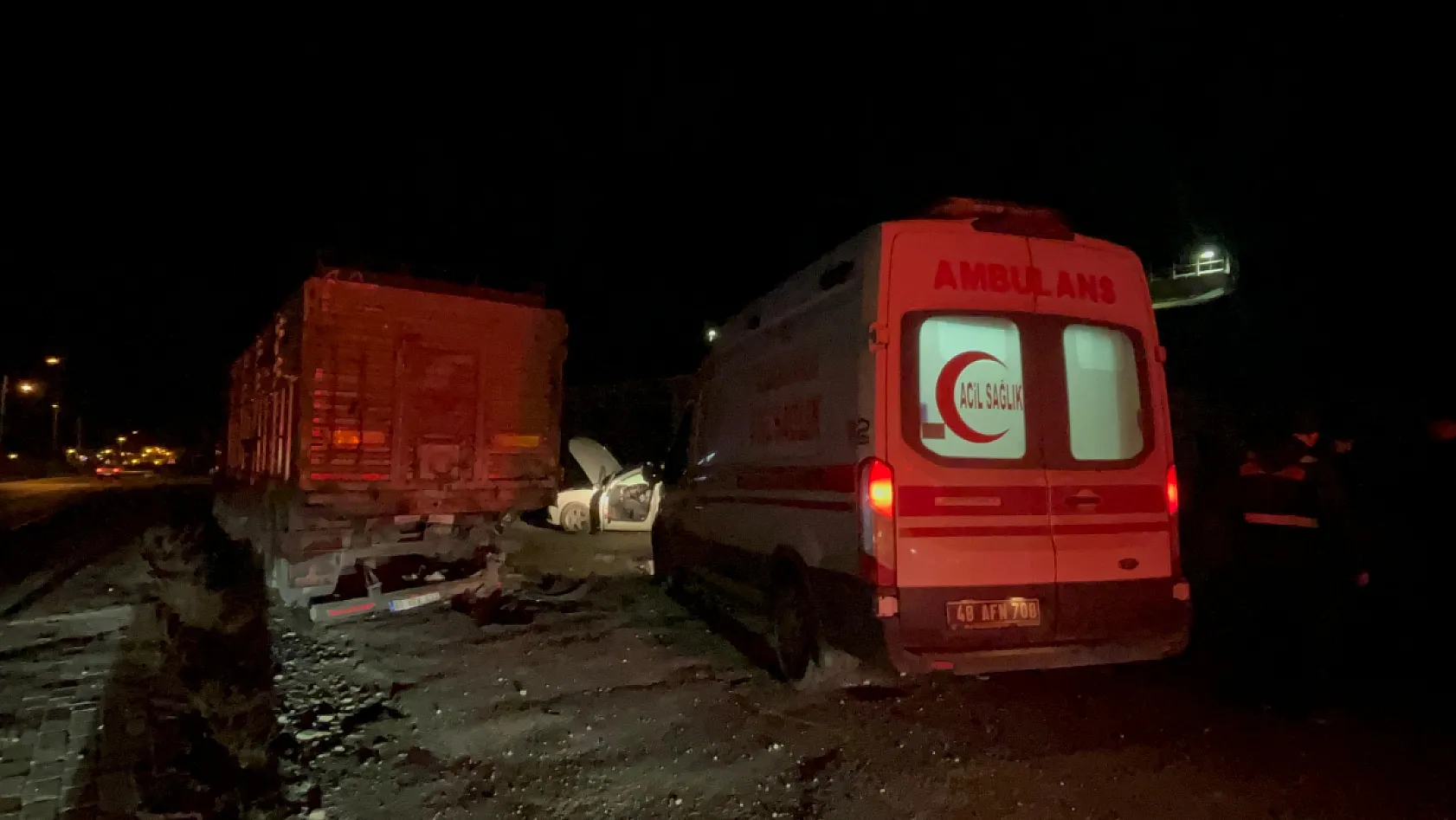 Menteşe'de tıra arkadan çarpan otomobil, hurda yığınına döndü: 1 ölü, 1 ağır yaralı