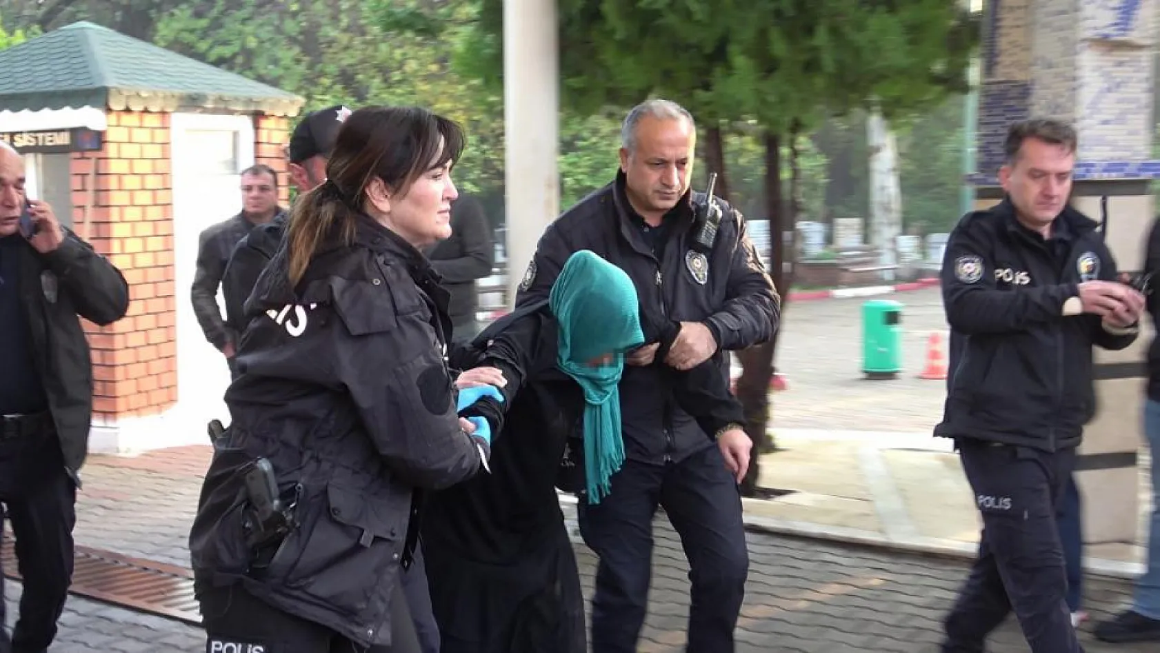 Yola bıraktığı çanta polisi alarma geçirdi, gözaltına alınırken güçlük yaşattı