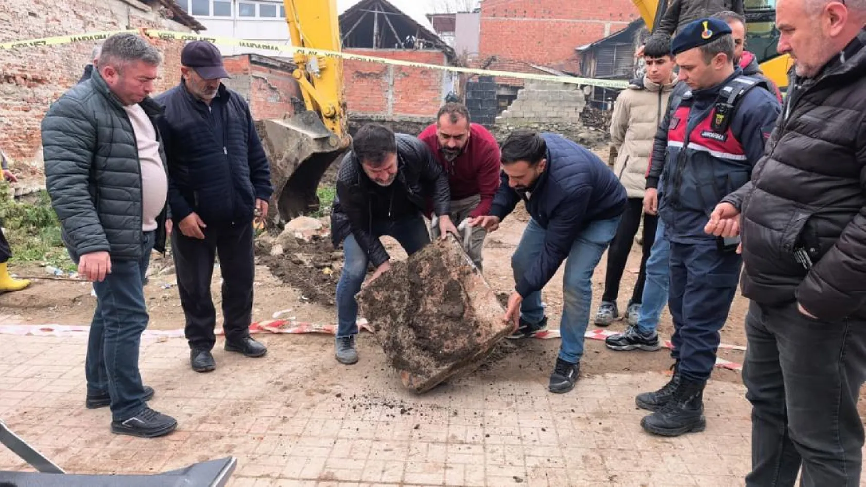 Temel için kazılan yerden tarihi mezar kalıntıları çıktı