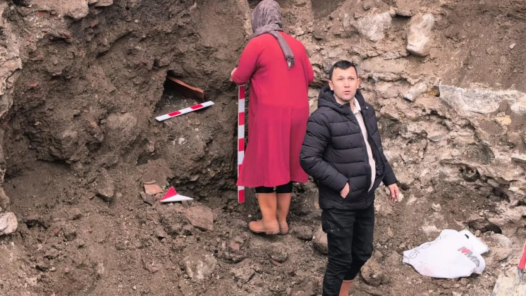 Temel için kazılan yerden tarihi mezar kalıntıları çıktı