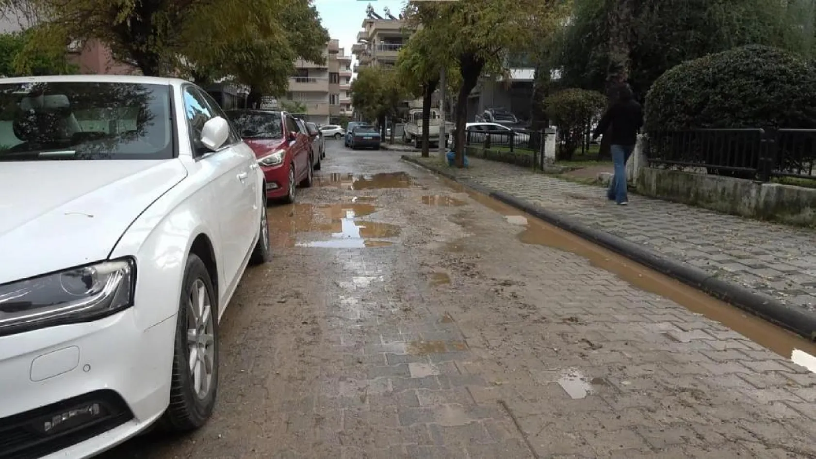 Milas'ta yağış sonrası yollar çamura döndü