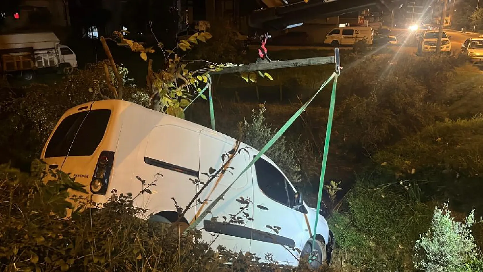 Kamyonet şarampole yuvarlandı: 1 yaralı