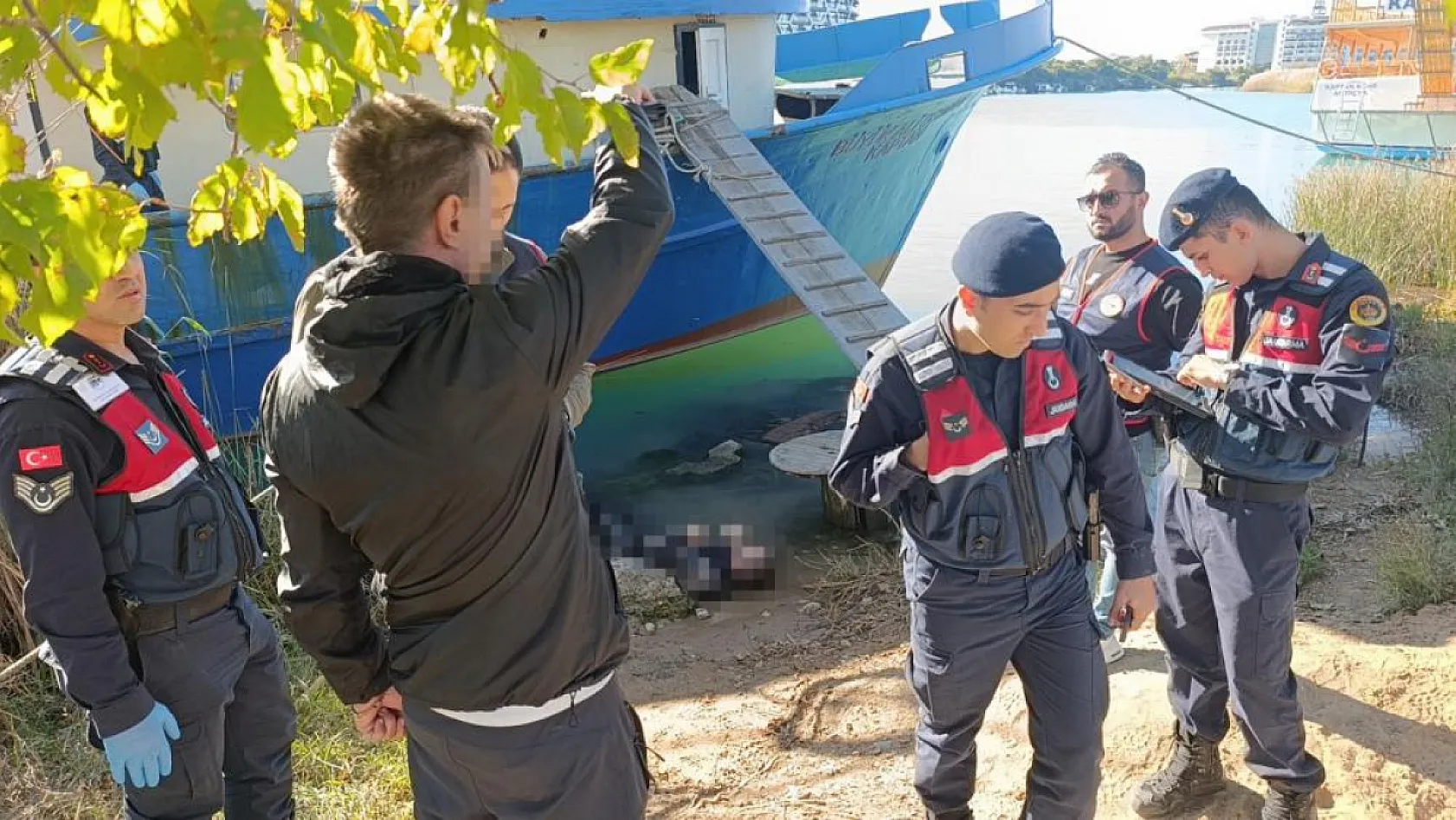 Balıkçı Teknesi Yanında Su İçinde Ceset: 54 Yaşındaki Adam Ölü Bulundu