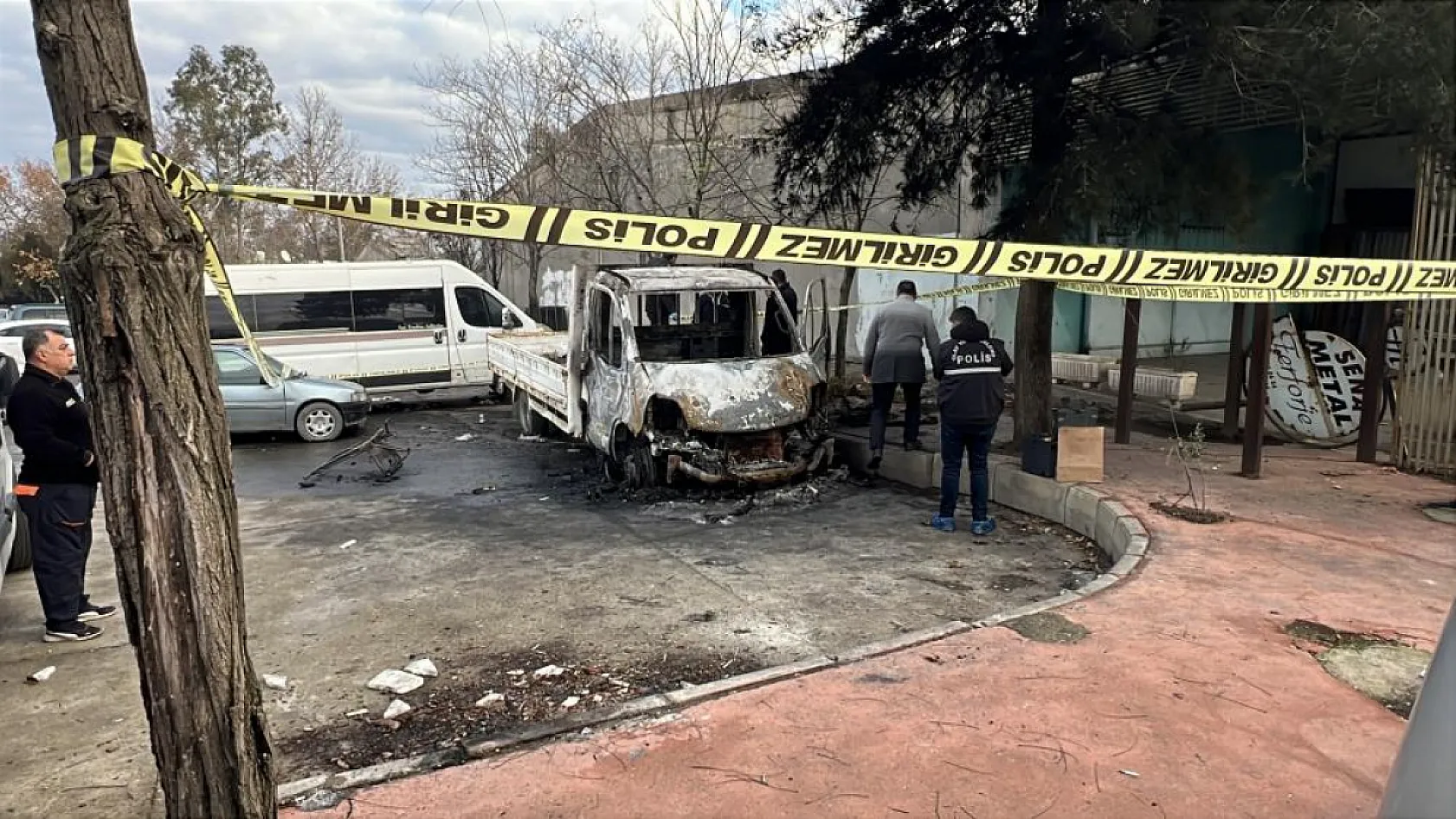 Sığındığı araçta yanarak can verdi