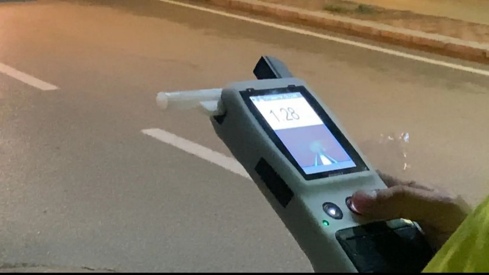 Polisi görünce kaldırıma çıkan alkollü sürücü, ekiplerin dikkati sayesinde yakalandı